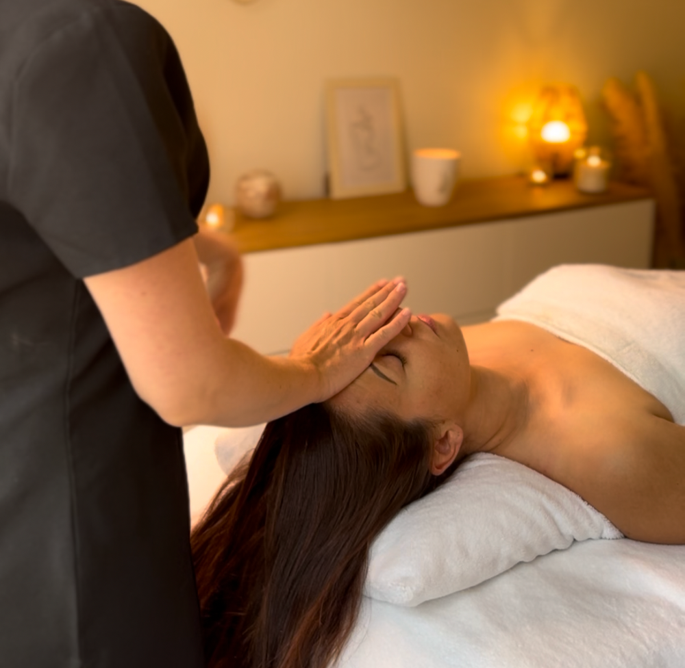 Soin du visage à Salon-de-Provence — Maroussia Buffa, facialiste, en séance de massage facialiste au cabinet WBM Institut