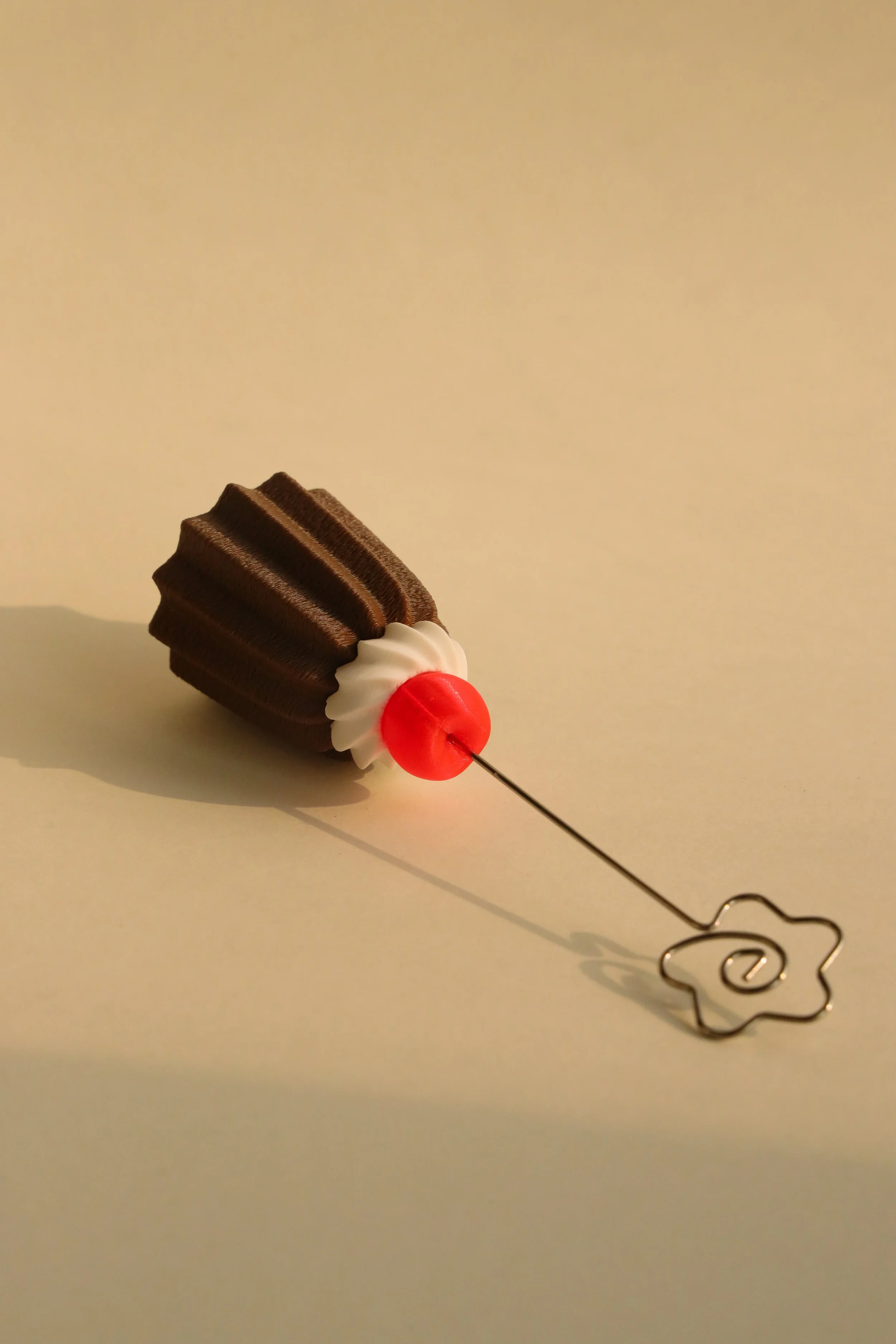 NoteHolder_Canele_Cream_Cherry_Red_03.jpg