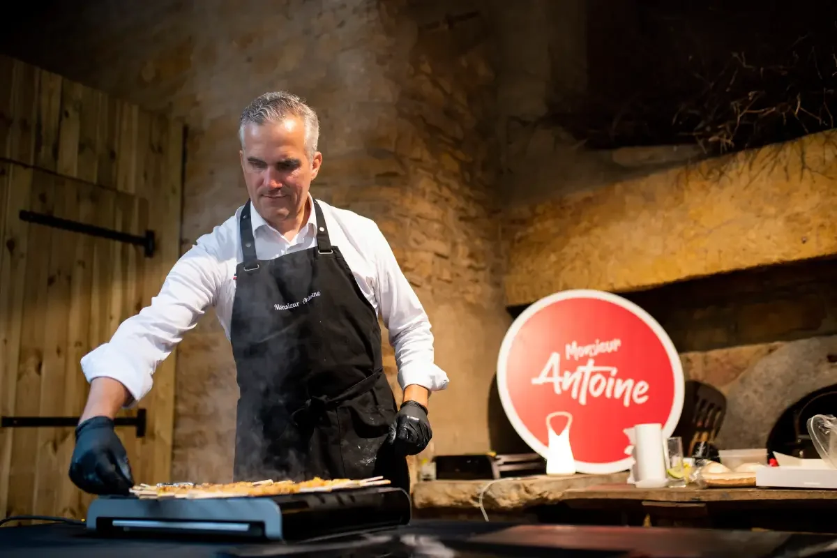 monsieur-antoine-show-live-brochette-poulet-thai-plancha.webp