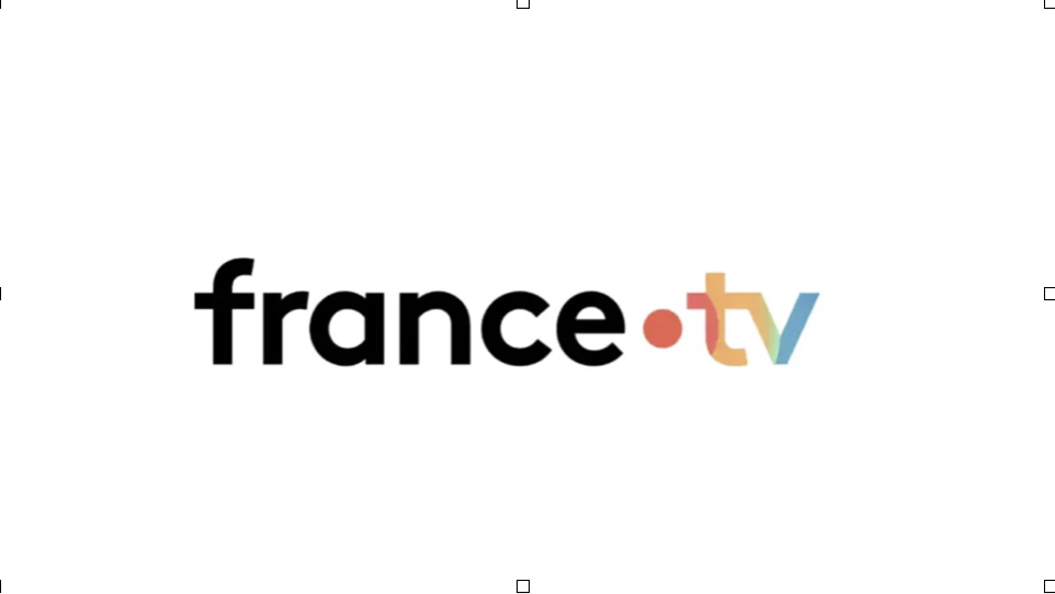 Logo de France TV avec le texte « france.tv » en typographie moderne, « france. » en noir et « tv » décliné en couleurs pastel. Identité visuelle simple et contemporaine, adaptée aux supports numériques et à l’univers audiovisuel de la chaîne.