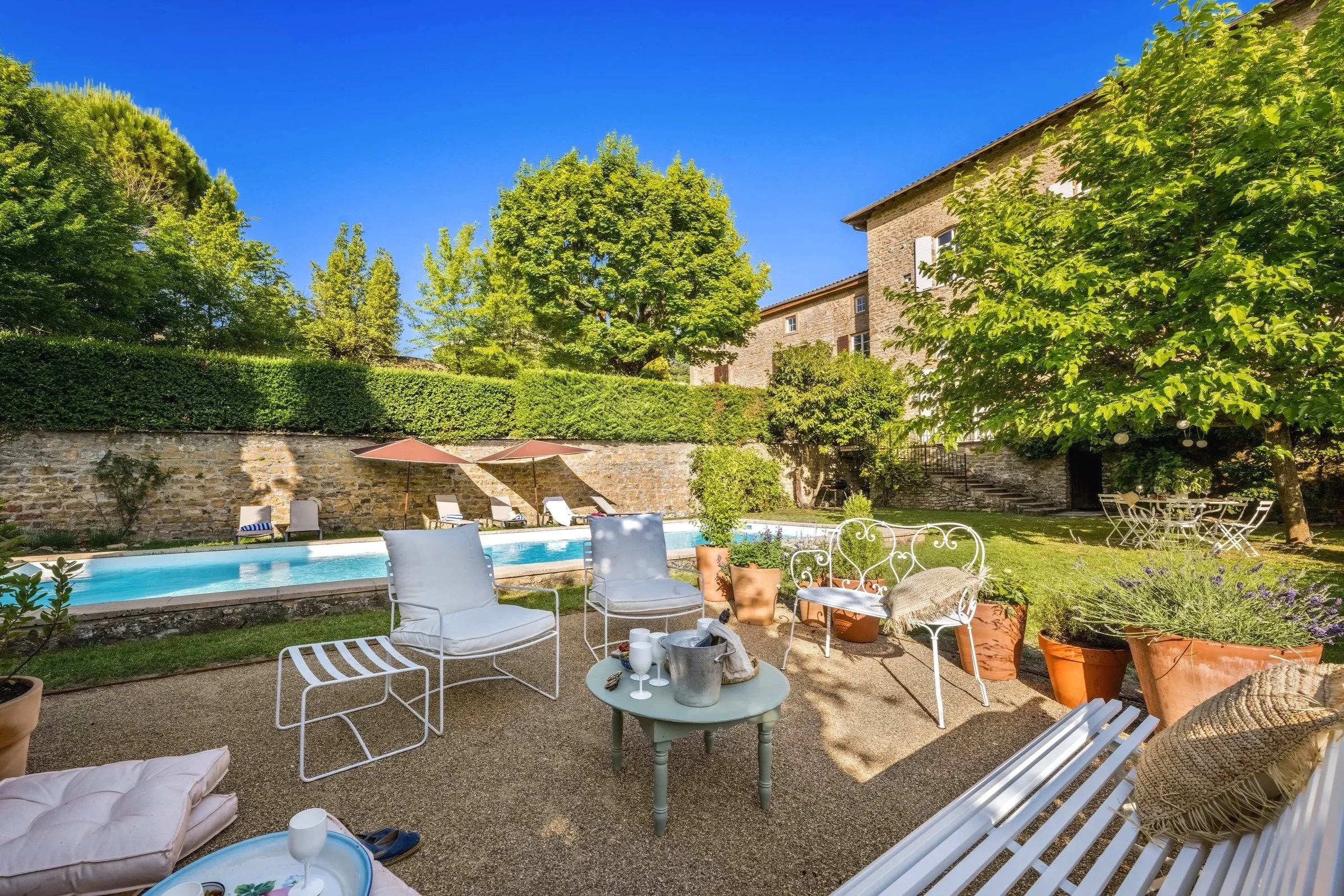 orangerie-lyon-aperitif-terrasse-mobilier-blanc-seau-champagne-piscine-jardin-maison-pierre-volets-blancs.jpg