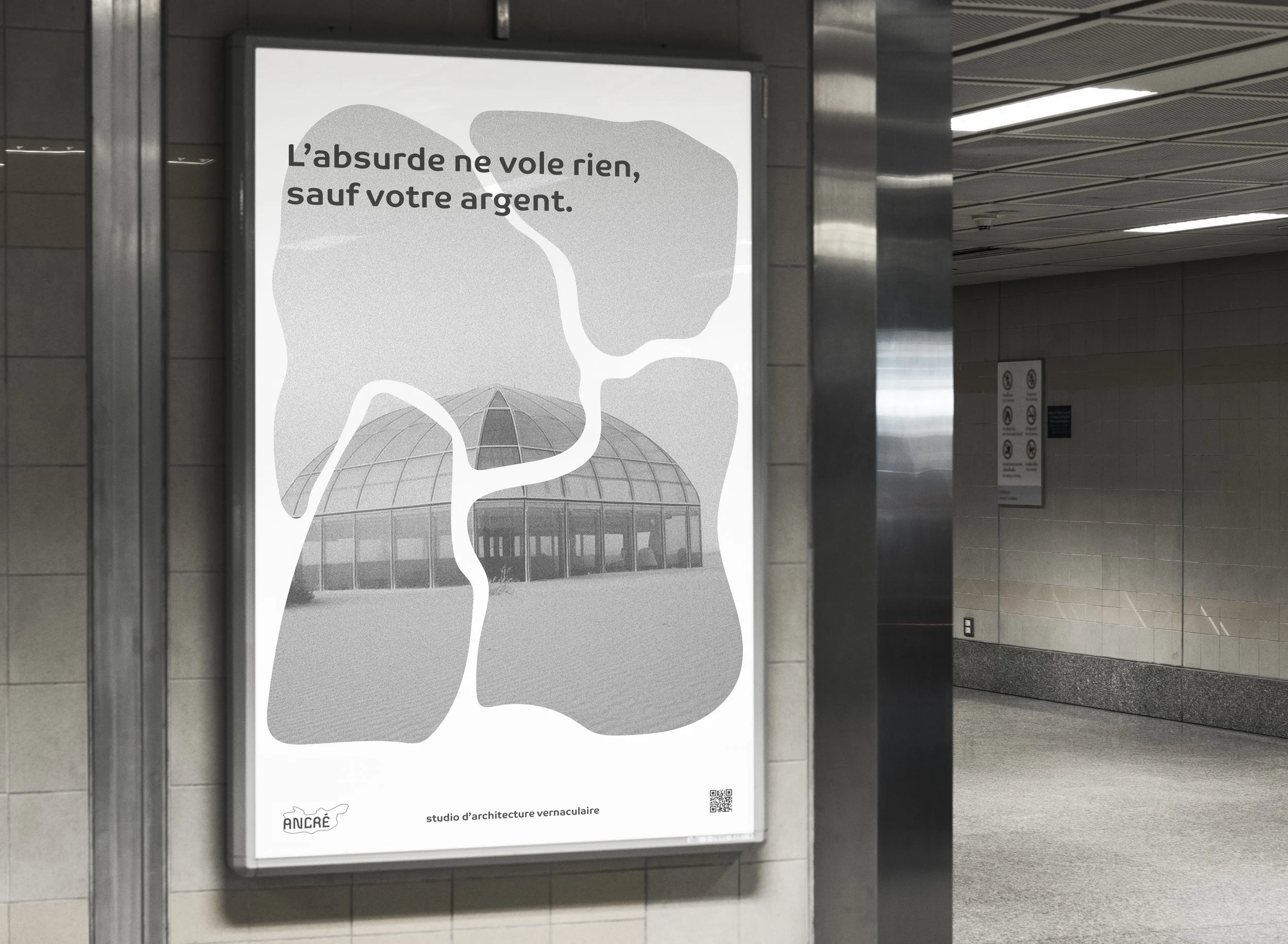 Affiche publicitaire en noir et blanc avec citation et l'image d'une architecture en verre dans un désert, on y voit aussi le logo du studio d'architecture vernaculaire Ancré.