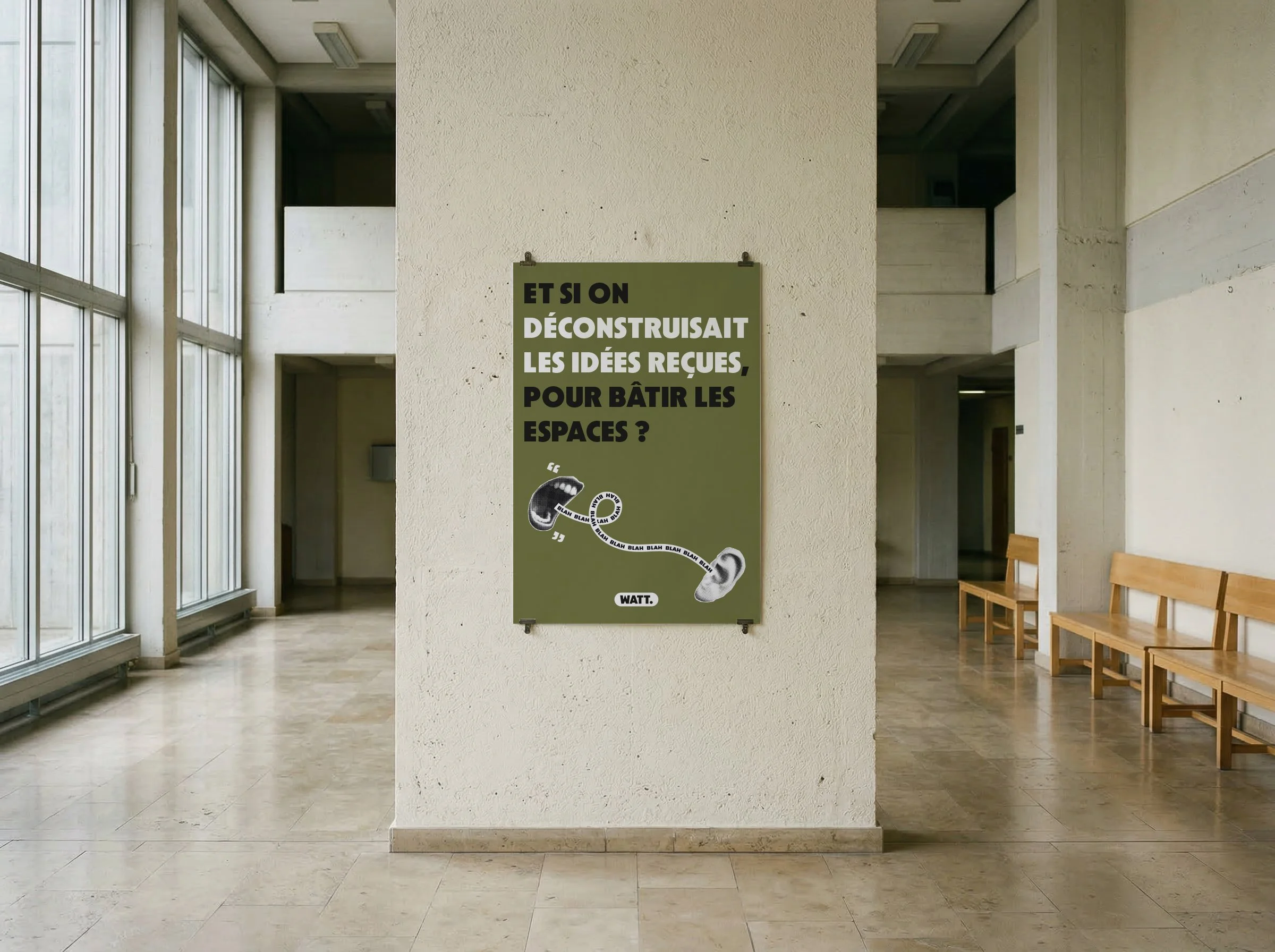 Affiche de couleur verte avec texte en français et dessins d'oreille et de bouche dans un hall lumineux avec de grandes fenêtres et des bancs en bois.