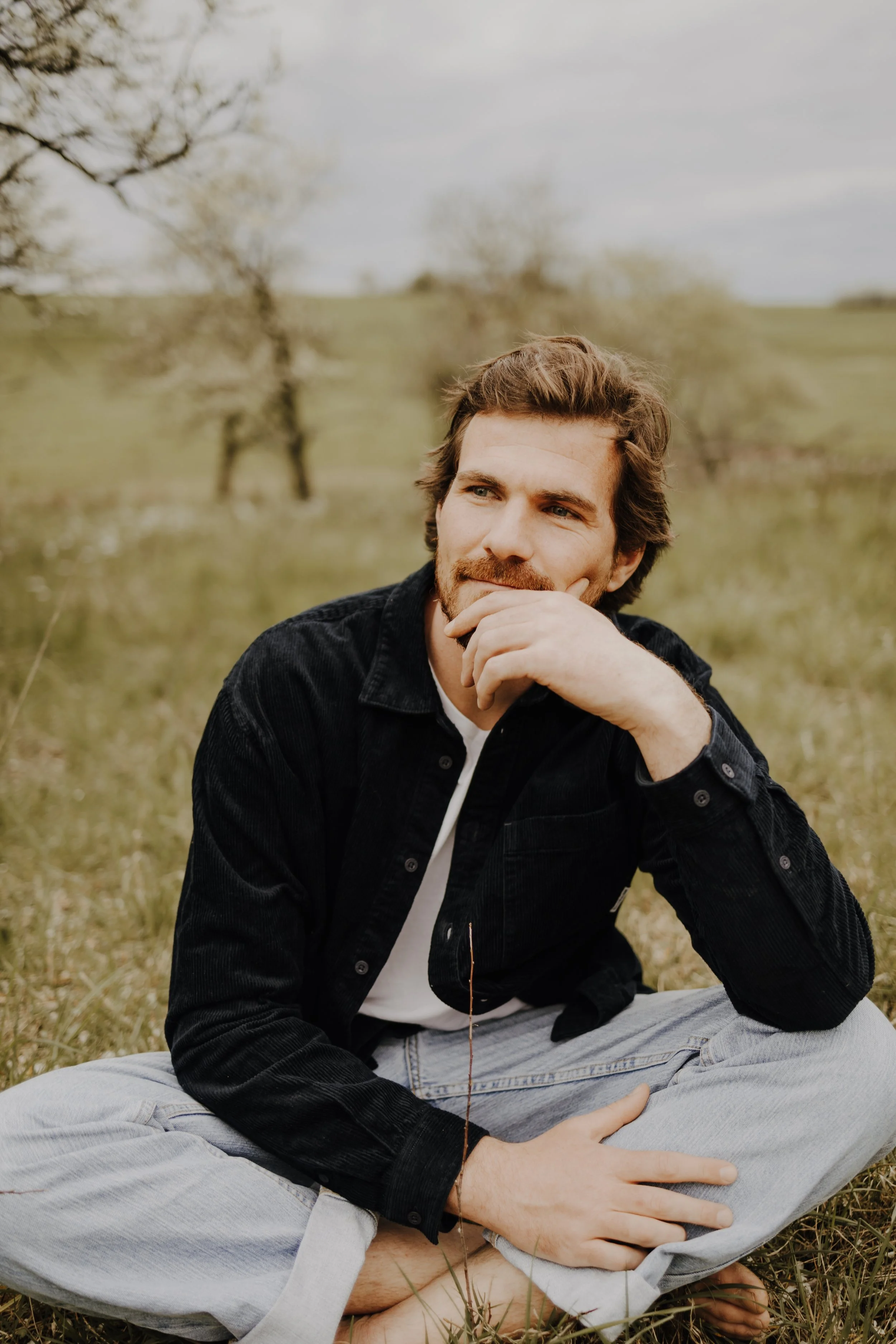 Hypnose und Körpertherapeut Robert Hofmann im Portrait draußen in der Natur