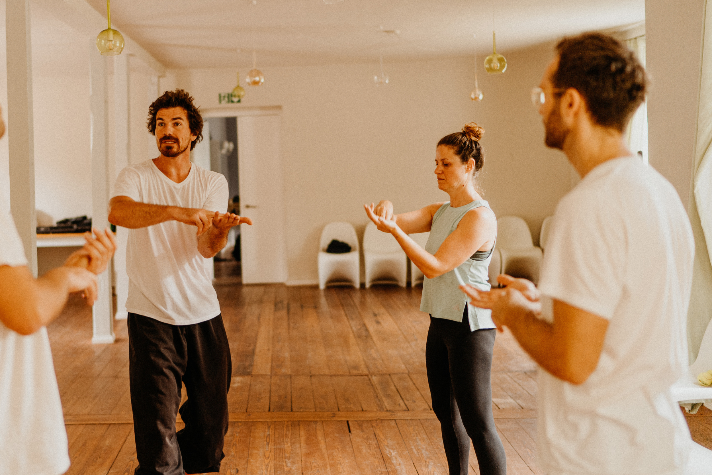 Robert Hofmann begleitet Menschen mit körperlichen Beschwerden in einem Kurs in Nürnberg
