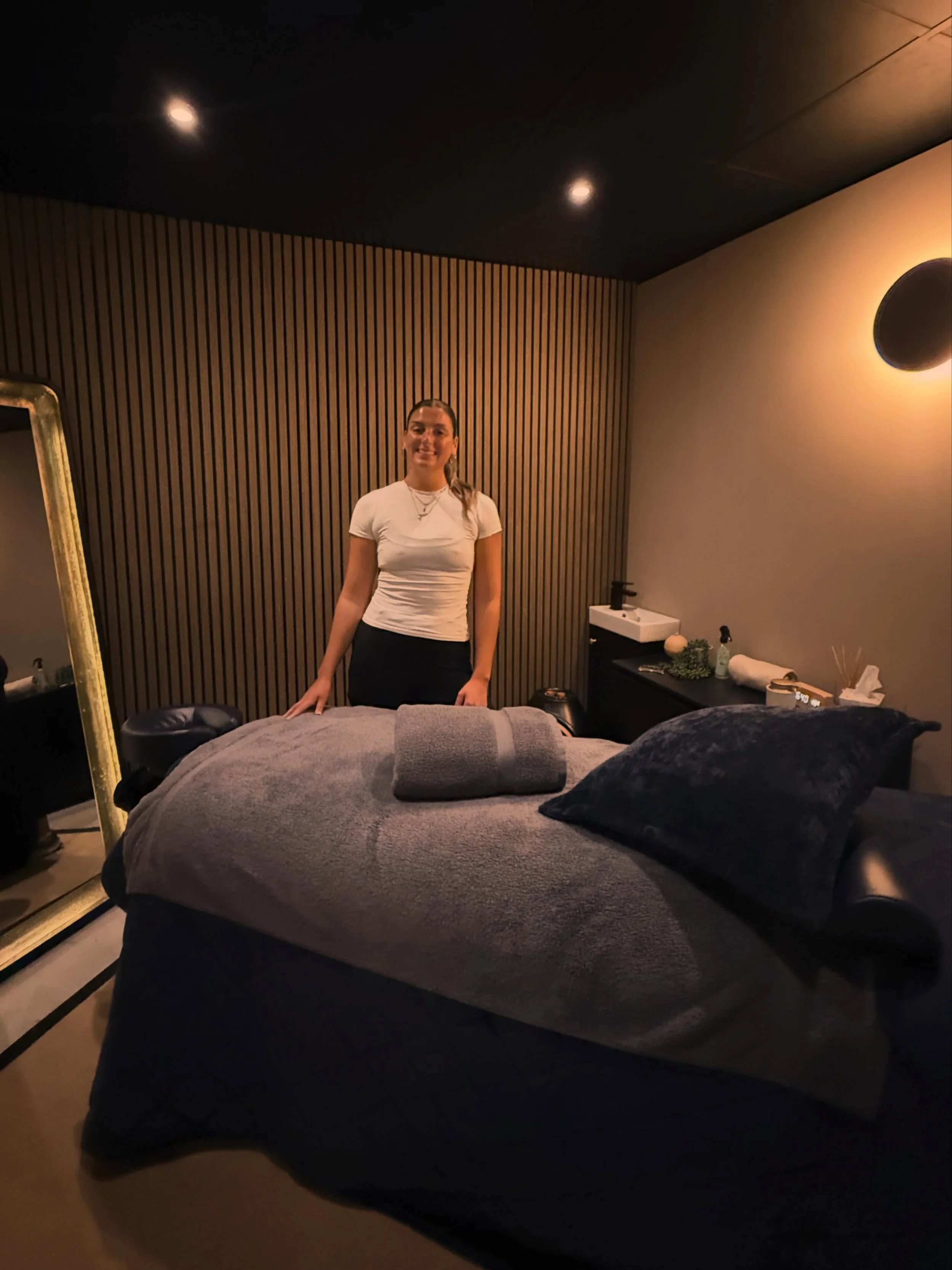Emily has been fully booked today and last weekend, and we&rsquo;re so happy to see her settling into Stretch Bar so quickly 🤍

She has two appointments left tomorrow at 10am and 11am - perfect if you&rsquo;re needing some deep tissue or sports mass