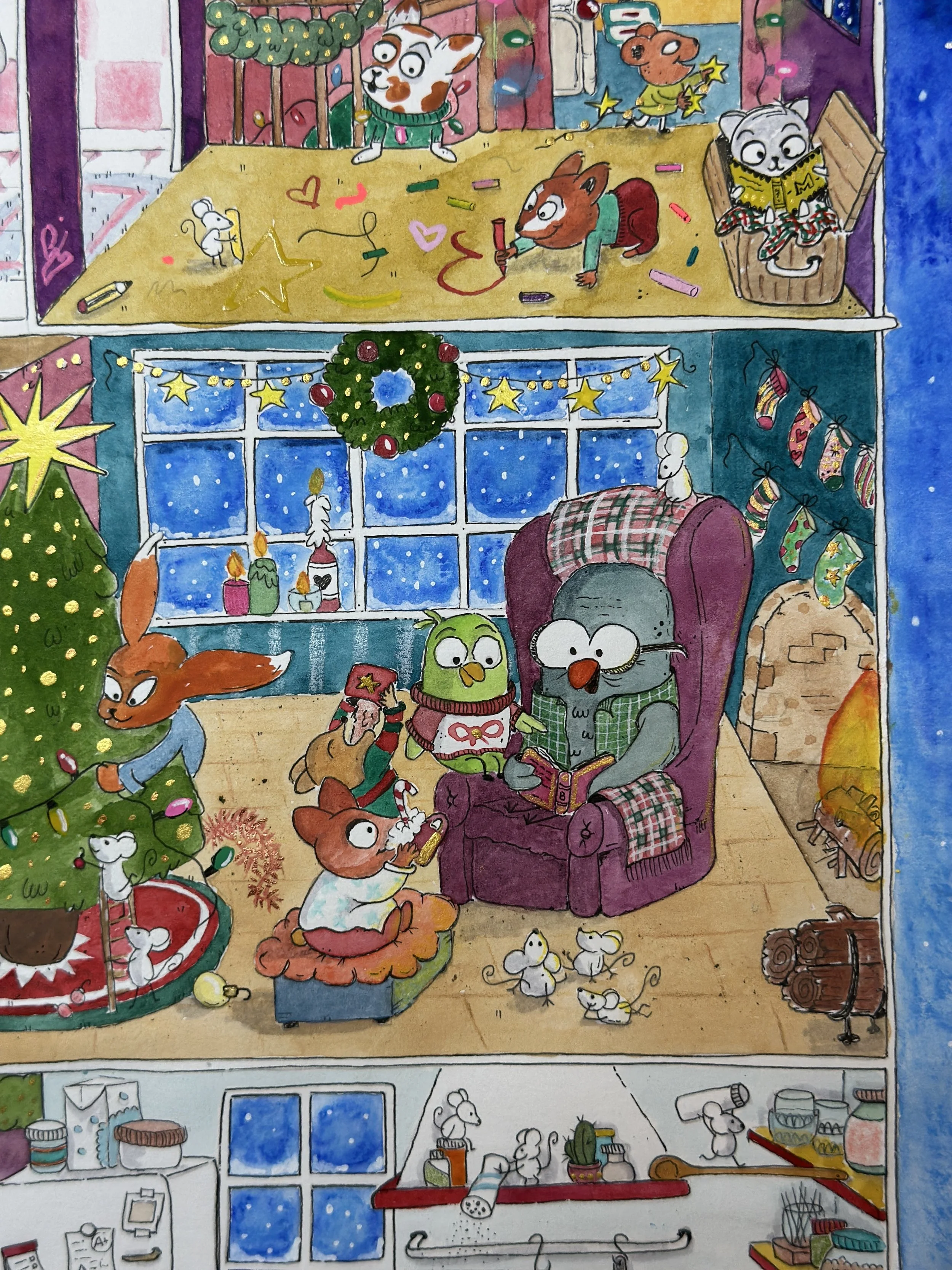 Ilustración de una casa decorada para Navidad con varias mascotas y personajes animales en diferentes habitaciones. En la planta superior, animales haciendo manualidades y decorando, en la planta media, personajes en un comedor con decoración navideñ
