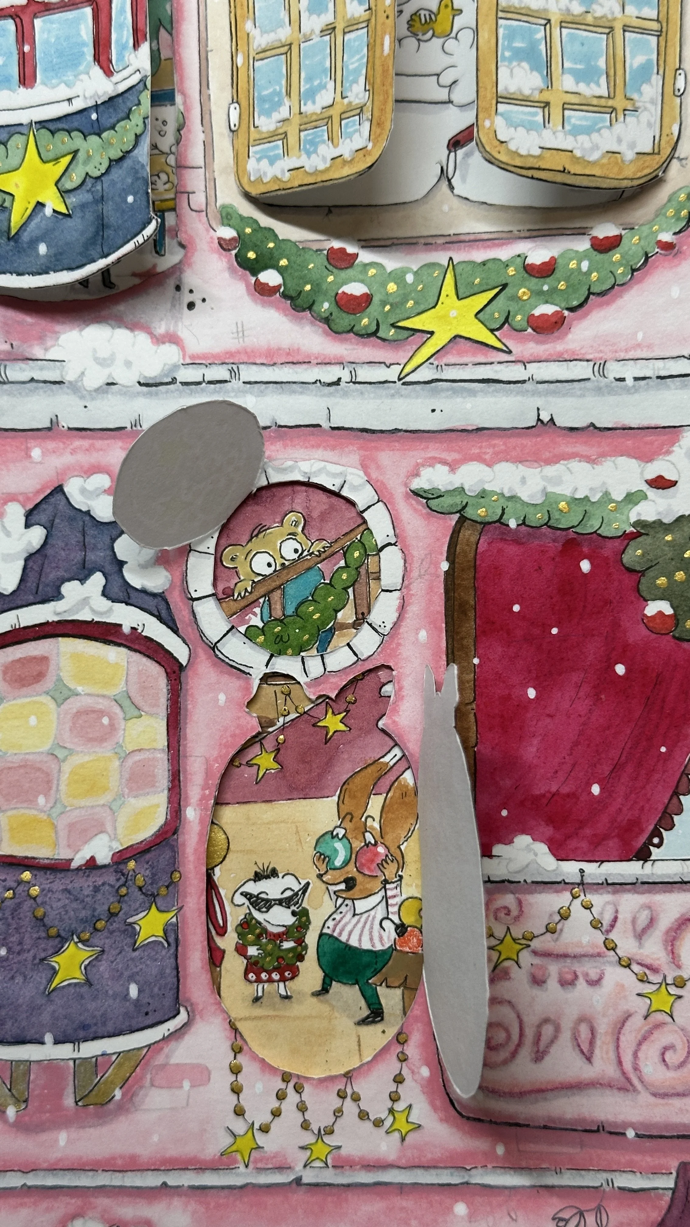 Ilustración de una casa decorada con motivos navideños, con niños y animales celebrando la Navidad.