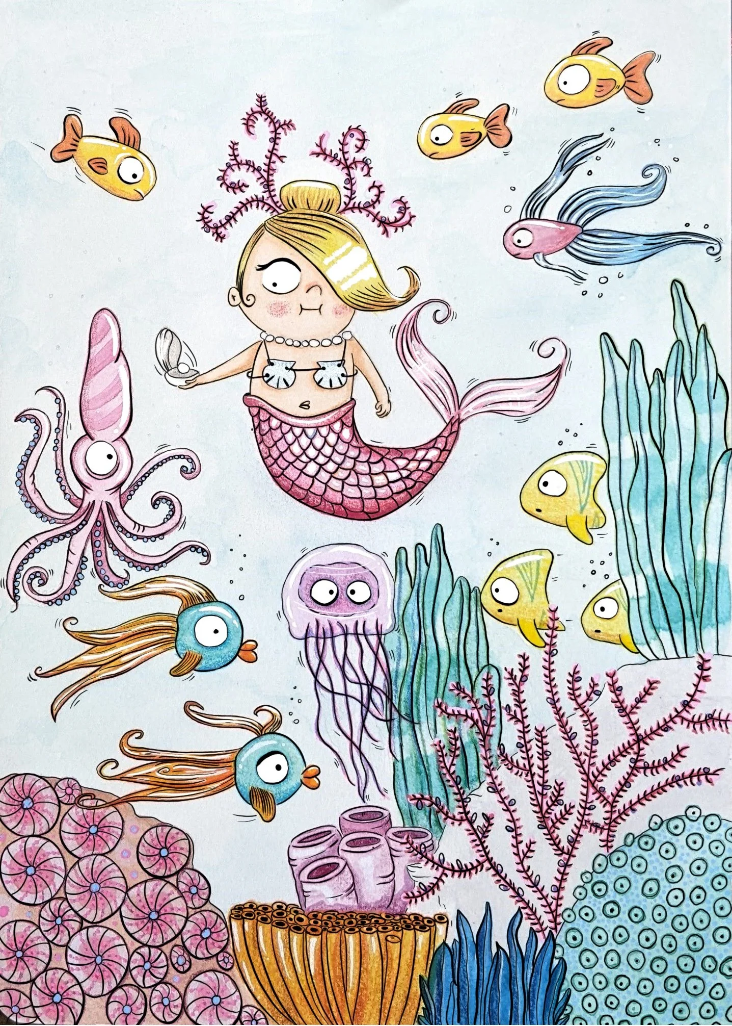 Ilustración de una sirena con cabello rubio y cola rosa, rodeada de peces de colores, medusas, corales y otras criaturas marinas en el fondo del océano.