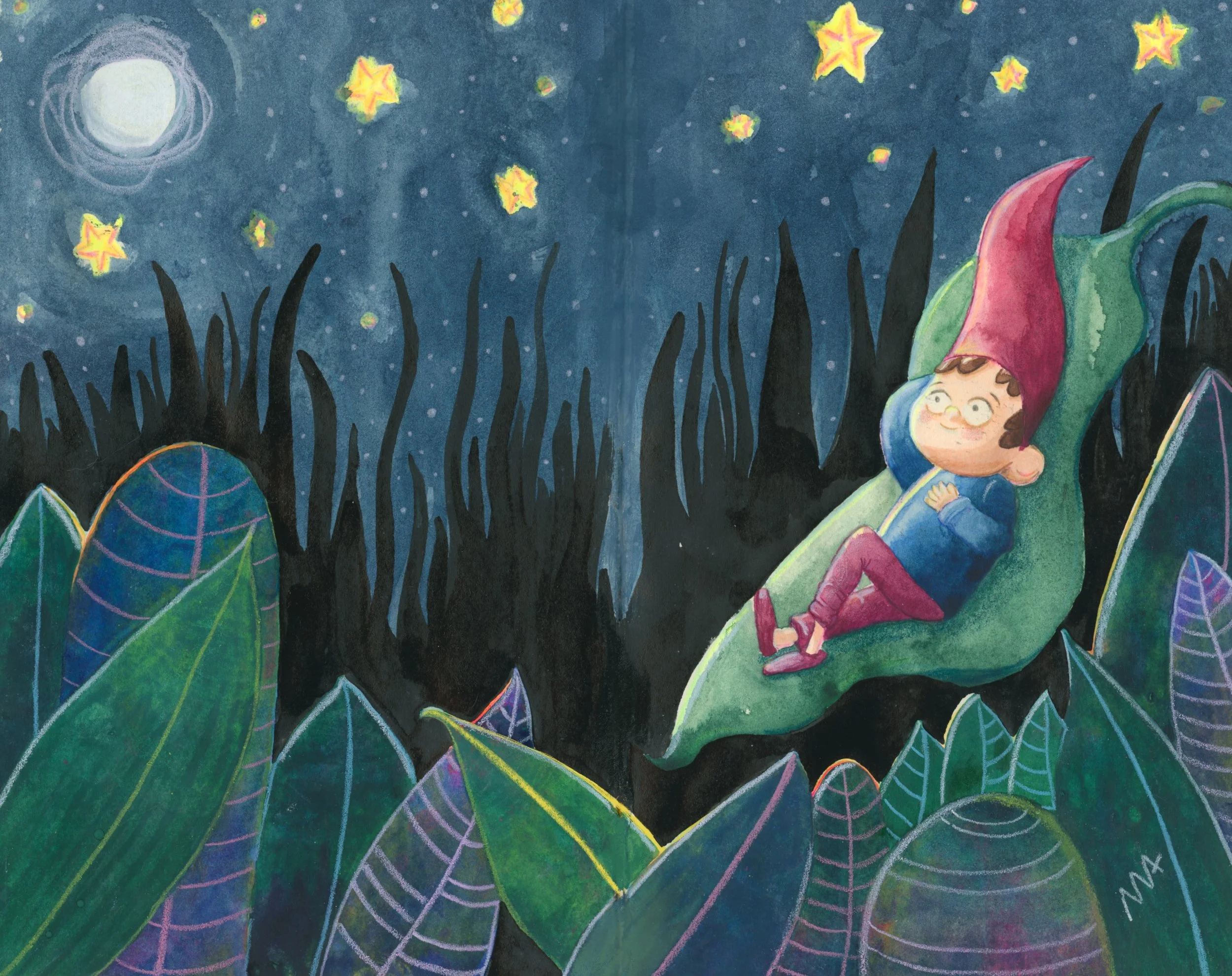 Duende con gorro rosado y gafas, acostada en la hoja de una planta sobre terreno con plantas verdes, mirando al cielo de noche con estrellas y luna llena.