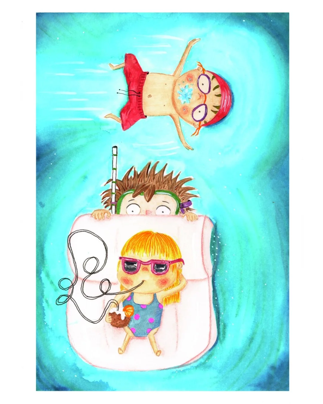 Tres niños en una piscina. La niña del frente con gafas rosas, sosteniendo un flotador con un cóctel. El niño del medio con gafas verdes y pelo erizado. La niña al fondo con gafas moradas, un gorro azul y levantando las manos, nadando o flotando.