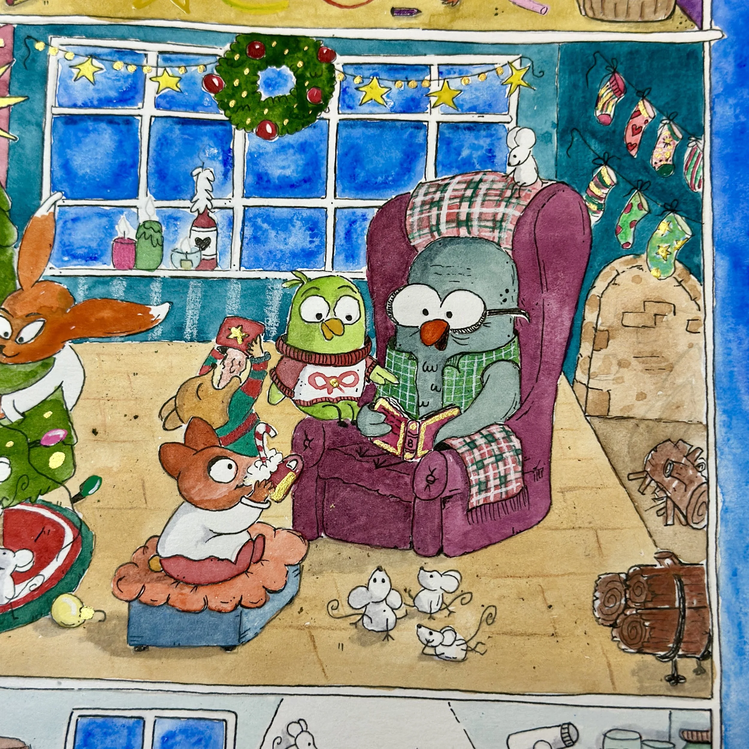 Interior de una casa decorada para Navidad con una corona en la ventana, guirnaldas con estrellas y medias navideñas colgadas, con varios animales de peluche y objetos festivos en la habitación.