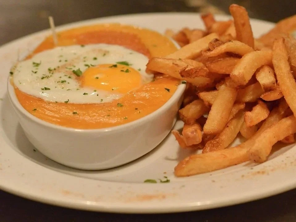 Welsh complet à Lille avec cheddar gratiné, œuf coulant et frites