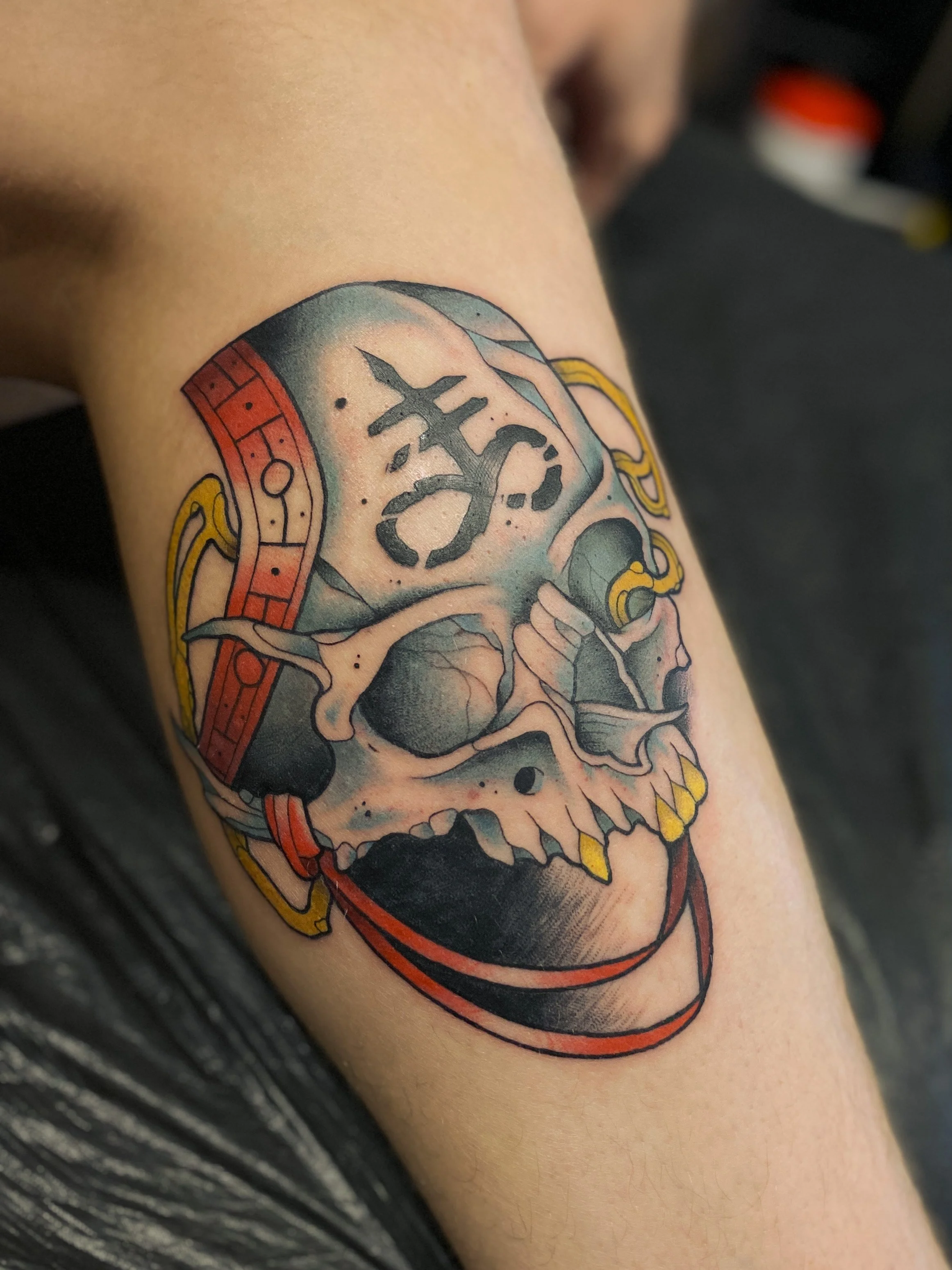 Tegnet skalle med farvede detaljer og symboler.