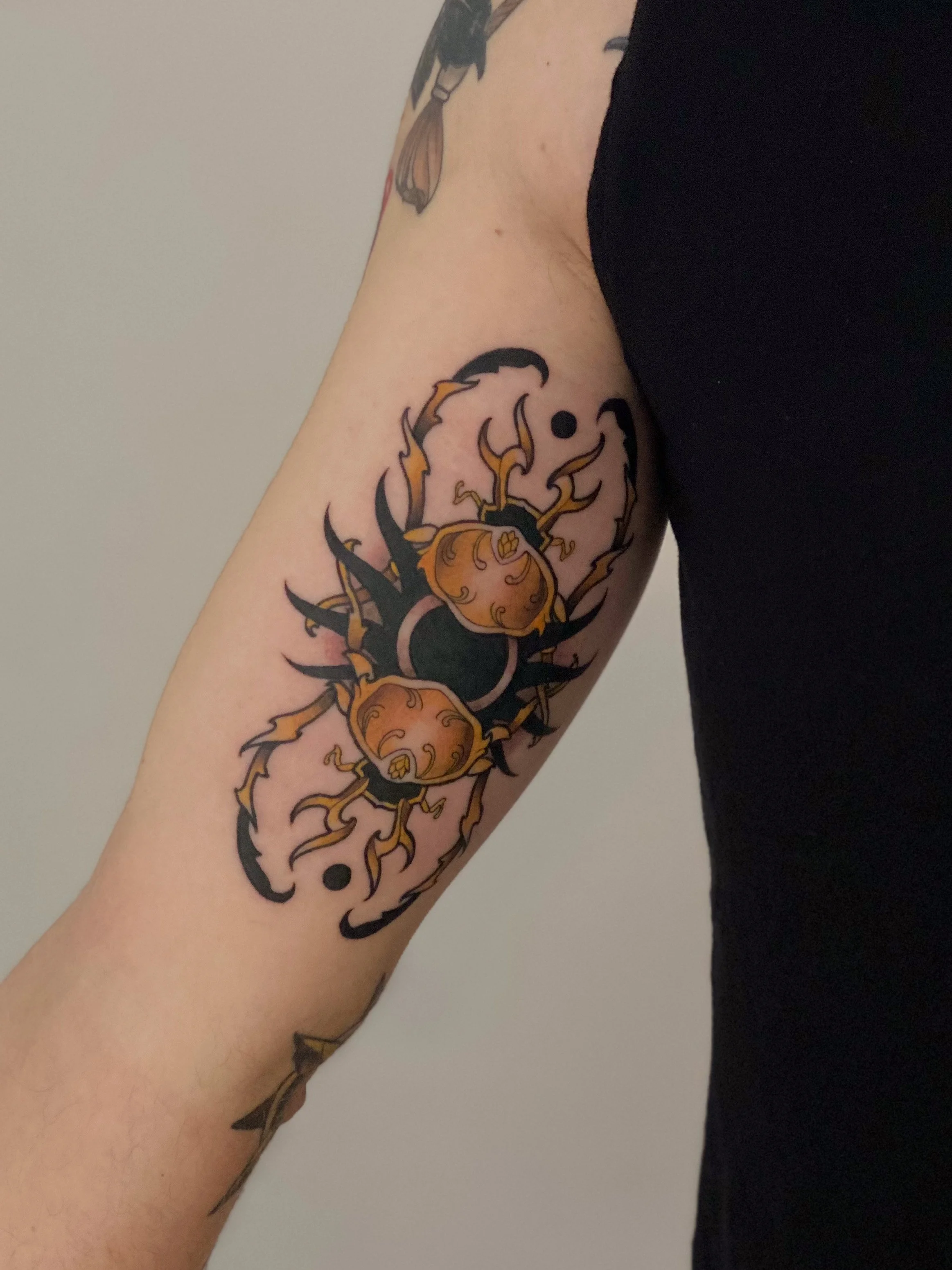 Tatovering af en skorpion på en persons overarm.