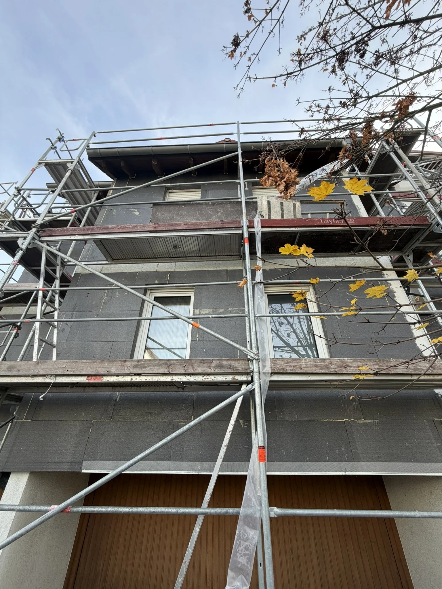 Fassadendämmung mit EPS an einem Mehrfamilienhaus.