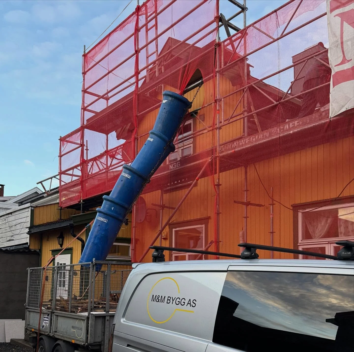 Vi n&aelig;rmer oss jul, og dette er ett av prosjektene som skal ferdigstilles f&oslash;r ferien! 🔨🏠

Her legger vi om hele taket, og med &laquo;NSG&raquo; p&aring; plass s&oslash;rger vi for tryggt stillas og sikkerhet for b&aring;de guttane og fo