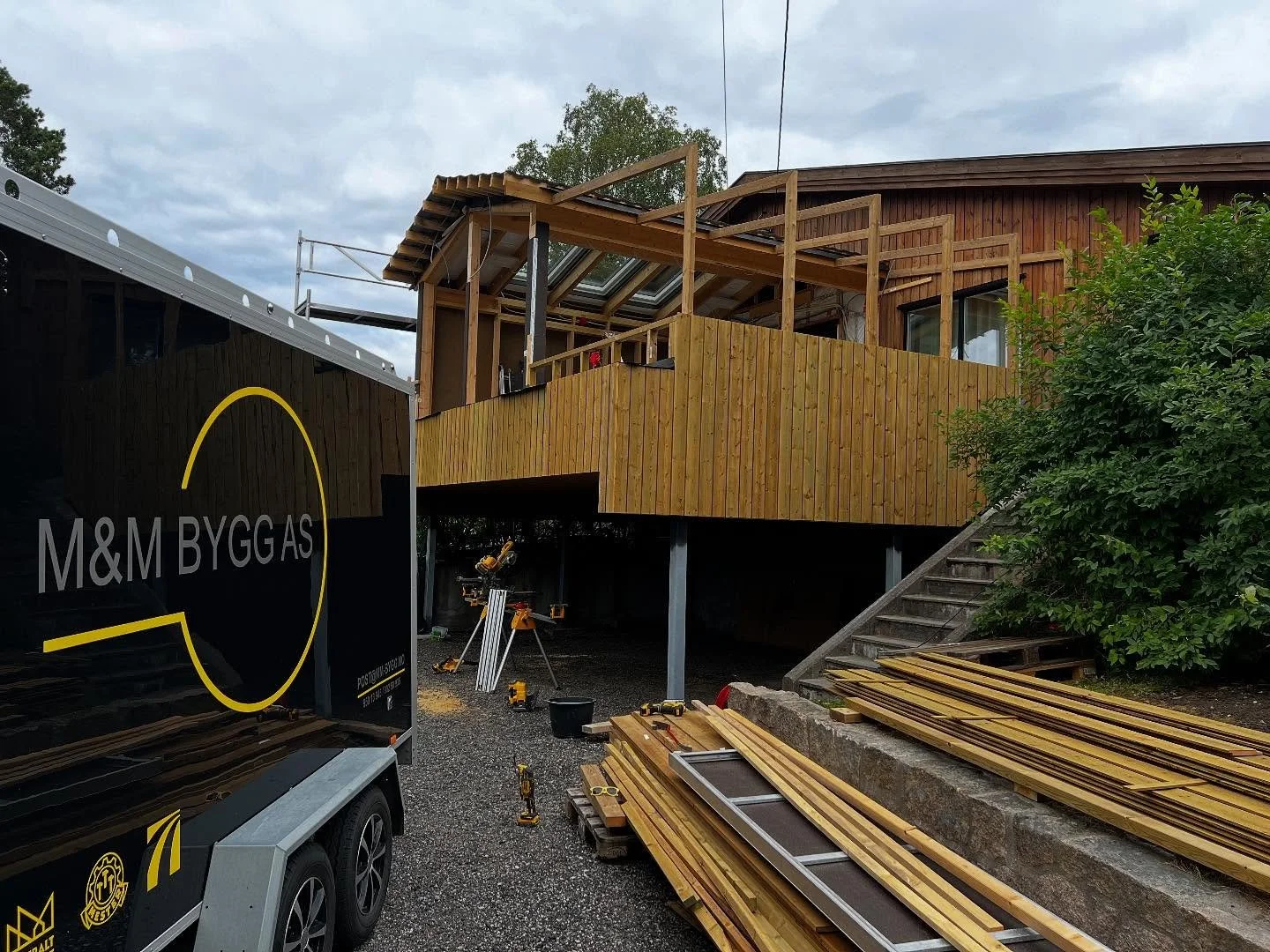 Sm&aring; glimt fra vinterhage-prosjektet v&aring;rt🔨🔨Her bruker vi M&oslash;reRoyal&reg; til alle utvendige detaljer &ndash; b&aring;de vedlikeholdsvenlig og robust!