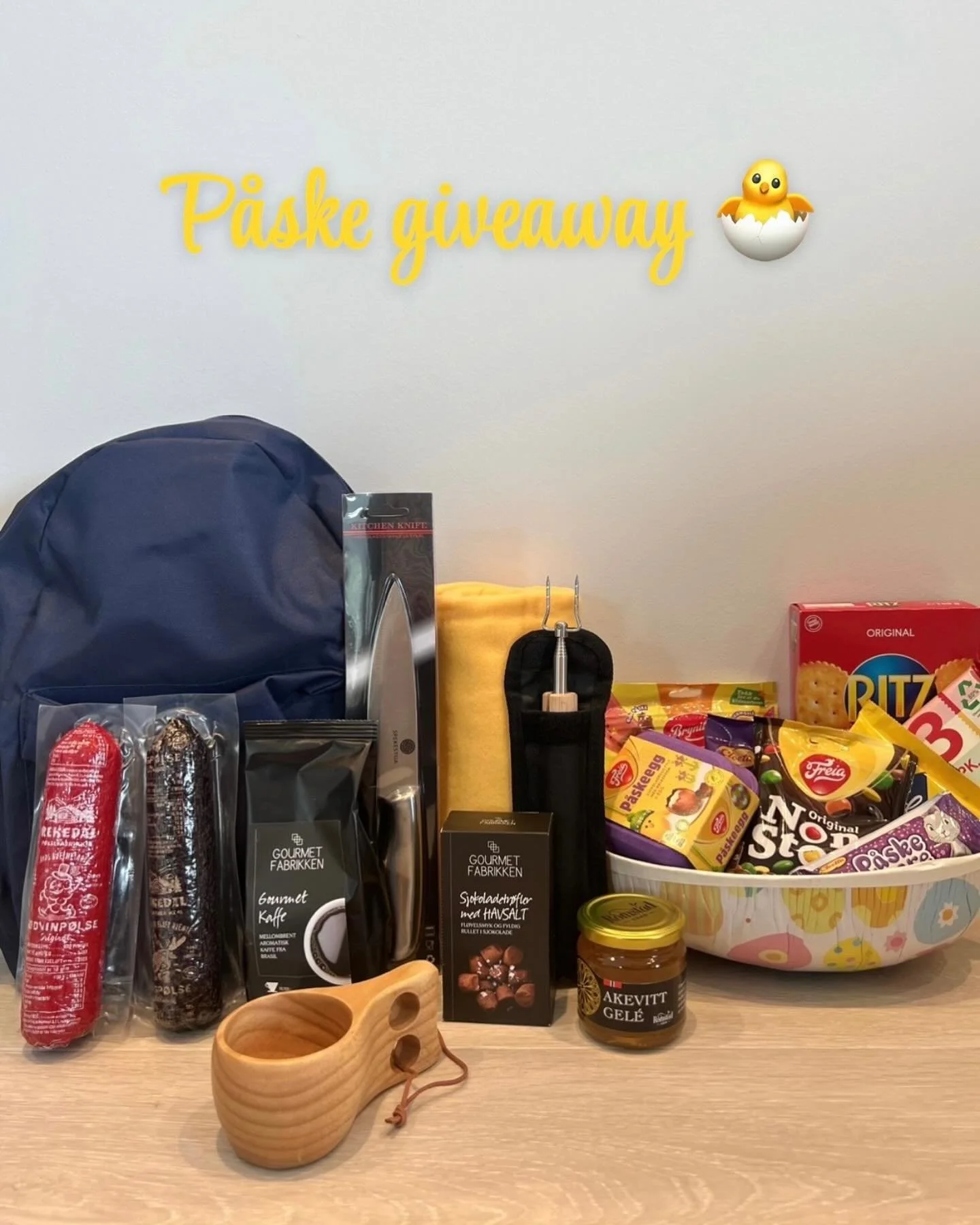 P&Aring;SKE GIVEAWAY🐣

N&aring; n&aelig;rmer p&aring;sken seg med stormskritt, og i den anledning &oslash;nsker vi &aring; gi bort denne fullspekkede sekken med det du m&aring;tte trenge til p&aring;skekosen. 

Slik deltar du: 
- Kommenter hvordan d