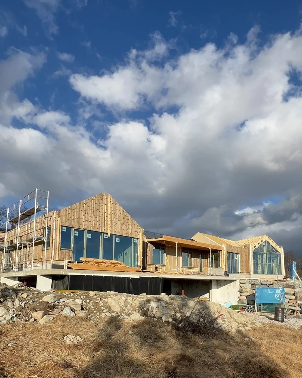 Hyttebyggingen p&aring; fjellet fortsetter og det begynner &aring; ta form🔨🏡