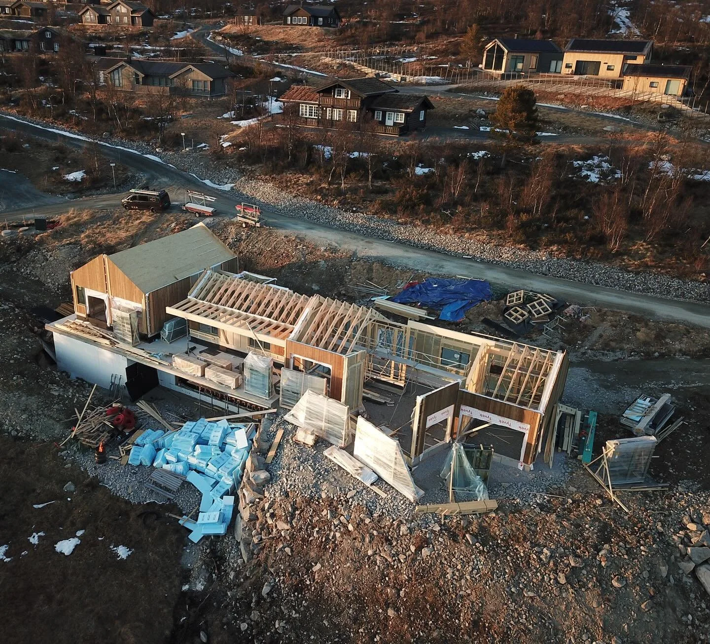 Her har vi satt opp en hytte med ferdig veggelementer, p&aring; bare fire effektive og lange dager. 
Ett par dager til og resten av leveransen p&aring; plass s&aring; er hytta straks tett. 🔨☀️