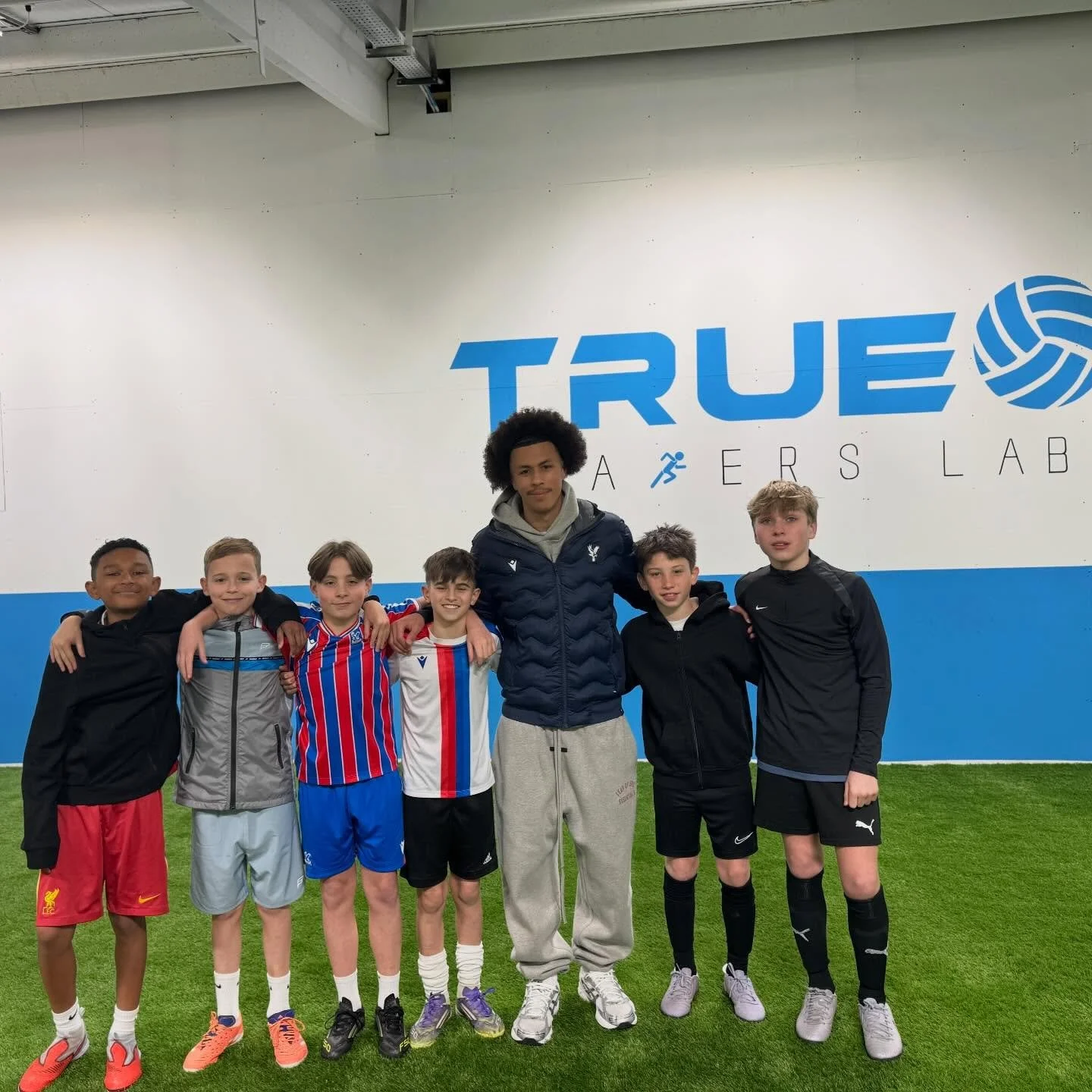🩵💙
.
.
Special guest in the lab 🧪 last night ⚽️
.
.
@joel.drakesthomas @cpfc 🦅 
.
.
Thanks for the boots too JDT 🩵🙌
.
.
.
#cpfc  #staytrue #footballcoaching #bromley #croydon