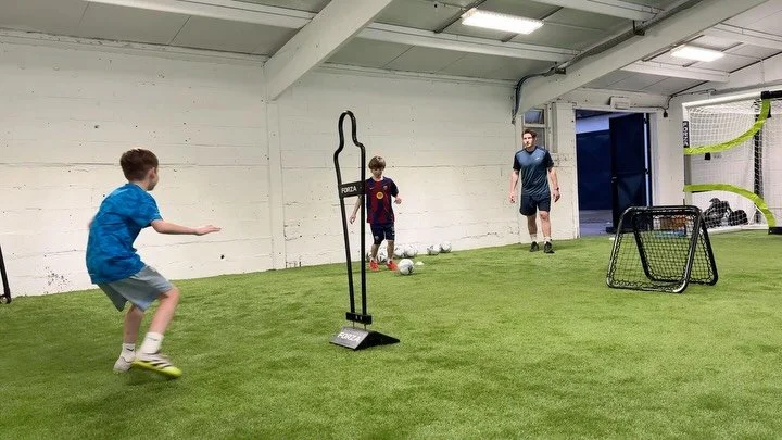 🧪 
.
.
.
Back in the Lab 🥼 this evening for our first clinic of the week ⚽️
.
.
.
Coaching Detail | Individual Training | Finishing | Lab work | Player Development 🩵
.
.
.
#footballcoaching #playerdevelopment #staytrue #bromley #soccercoach