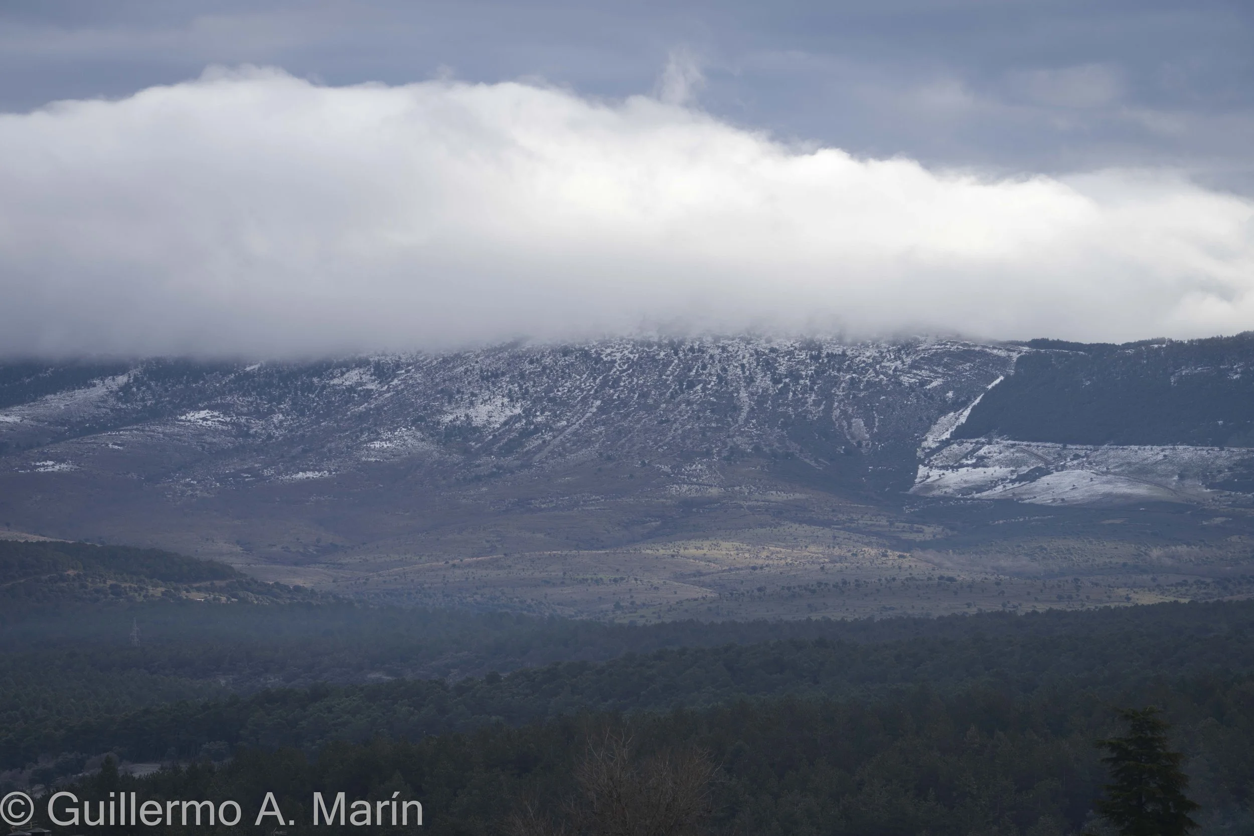 El cauce del río y las infraestructuras que lo acompañan revelan un paisaje contenido, suspendido entre luz y sombra.