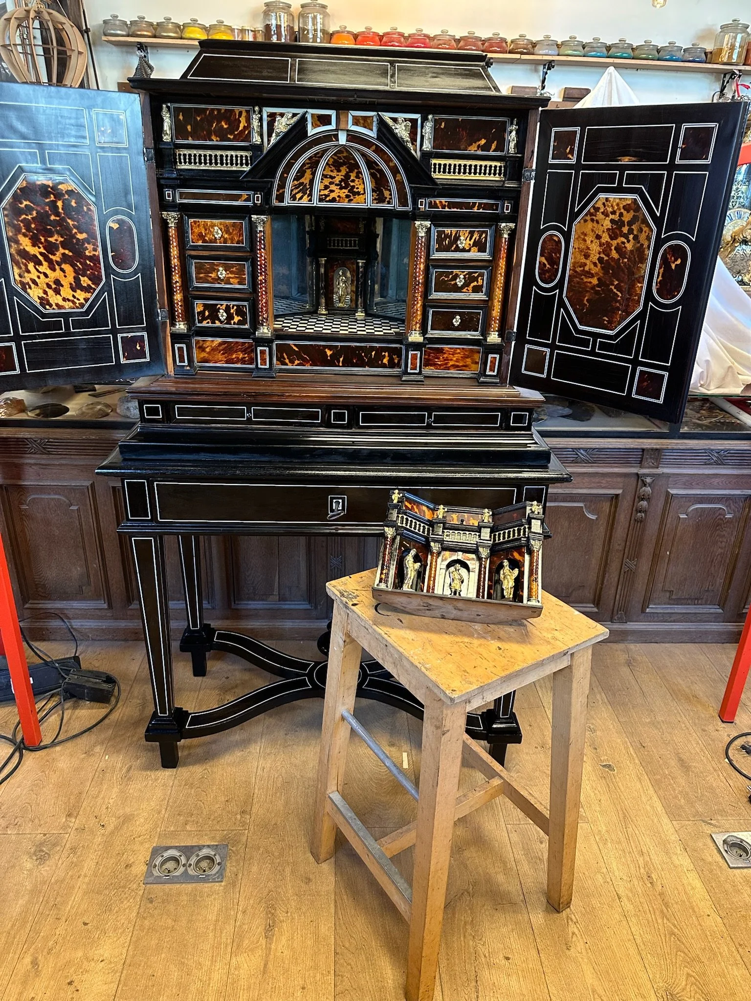 Cabinet en écaille brune, ébène et os
