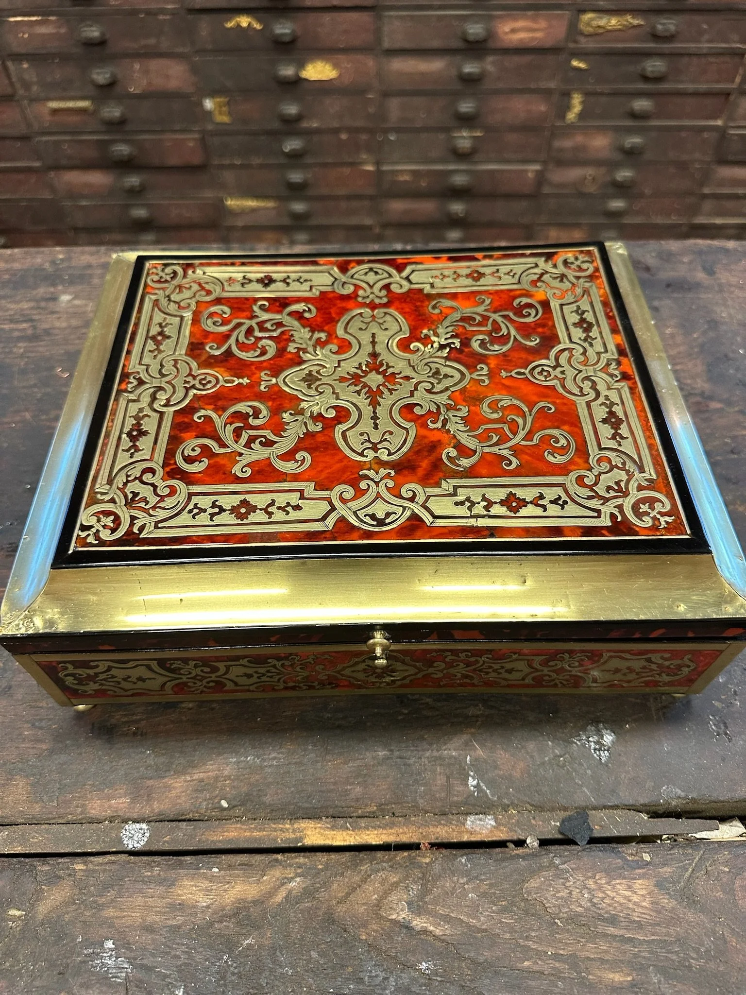 Coffret Louis XIVe en écaille rouge, laiton et ébène