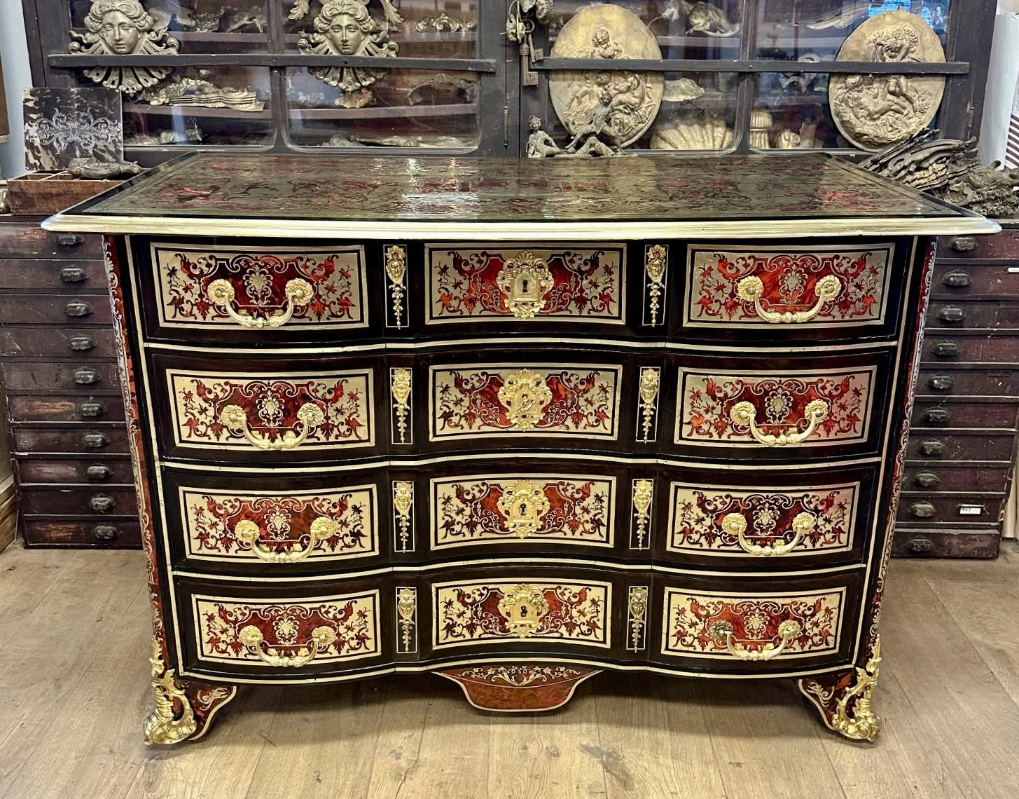 Commode Boulle en marqueterie d’écaille rouge et laiton d’époque Louis XIV