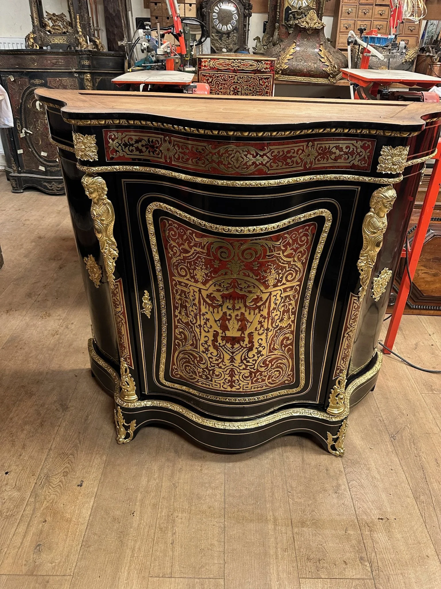 Meuble d’appui en écaille rouge et laiton