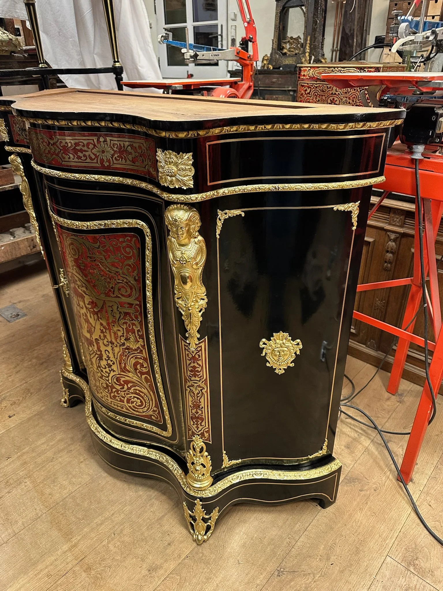 Meuble d’appui en écaille rouge et laiton