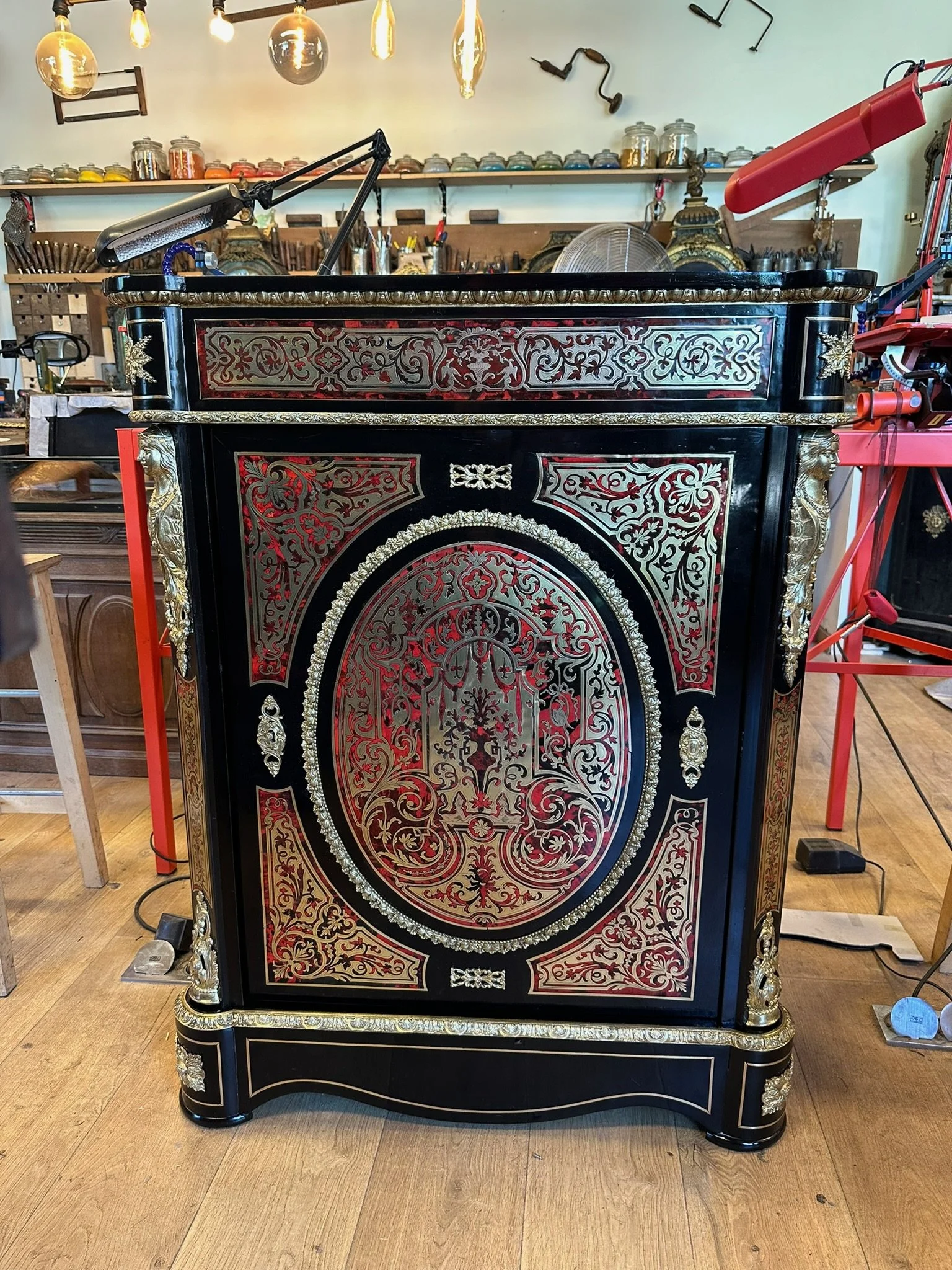 Meuble d’appui d’époque Napoléon III en marqueterie d’écaille rouge et laiton