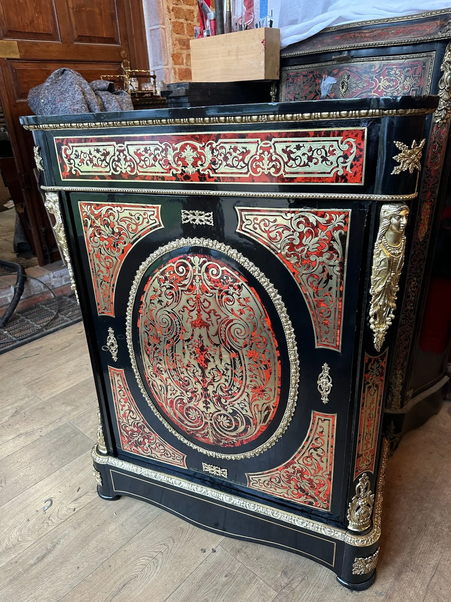 Meuble d’appui droit à une porte en écaille rouge et laiton