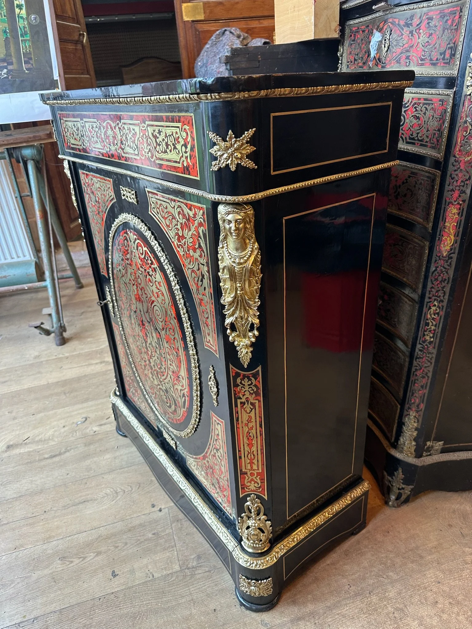 Meuble d’appui droit à une porte en écaille rouge et laiton