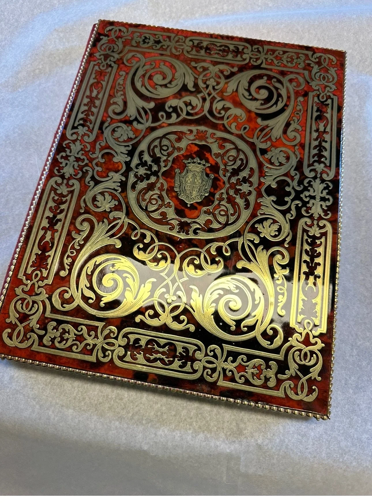 Porte-document en marqueterie d’écaille rouge et laiton