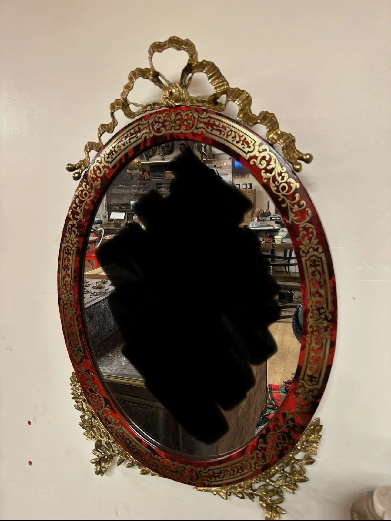 Miroir en marqueterie d’écaille rouge et laiton