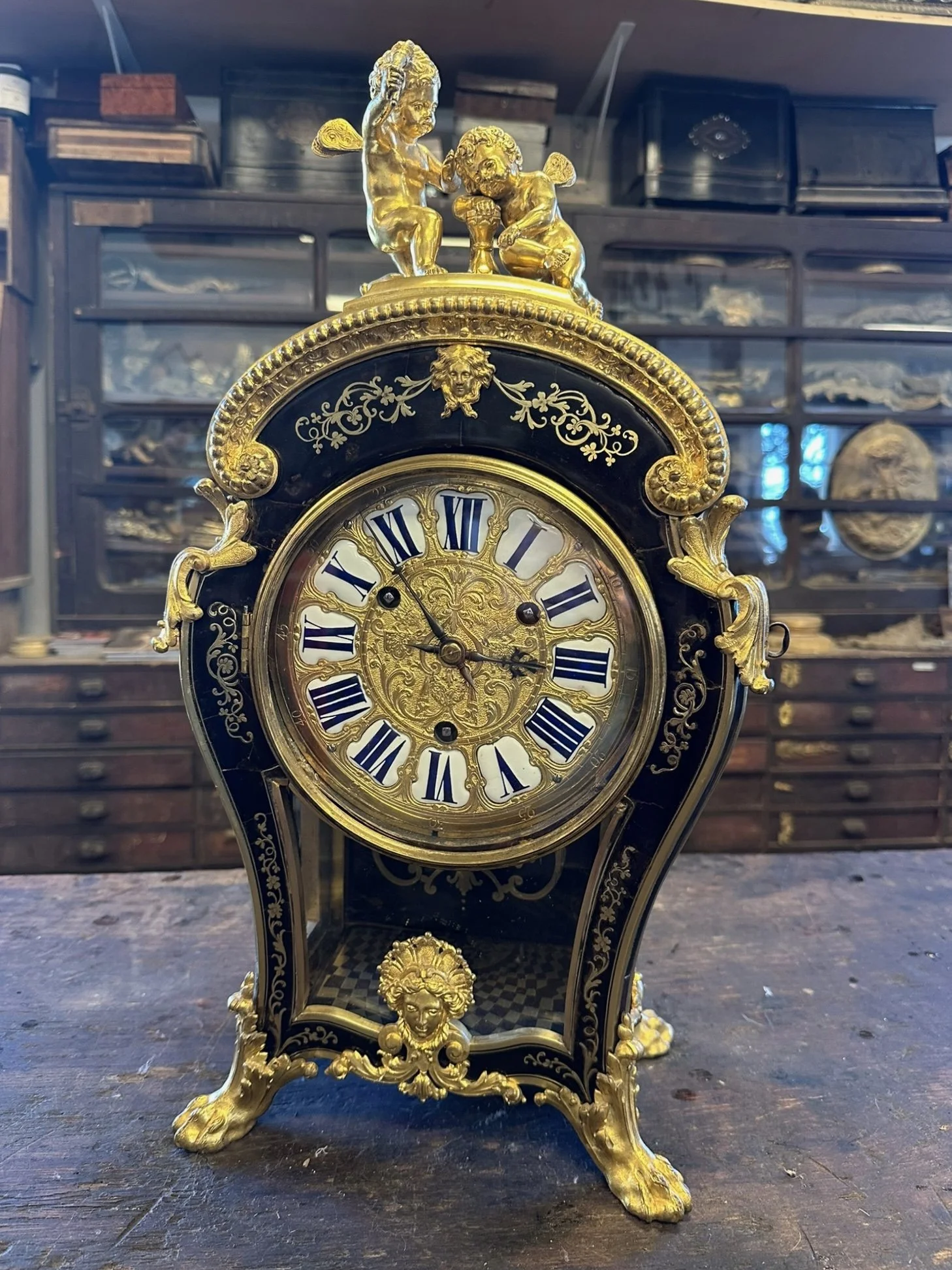 Pendule d’époque Louis XIV en écaille brune et laiton