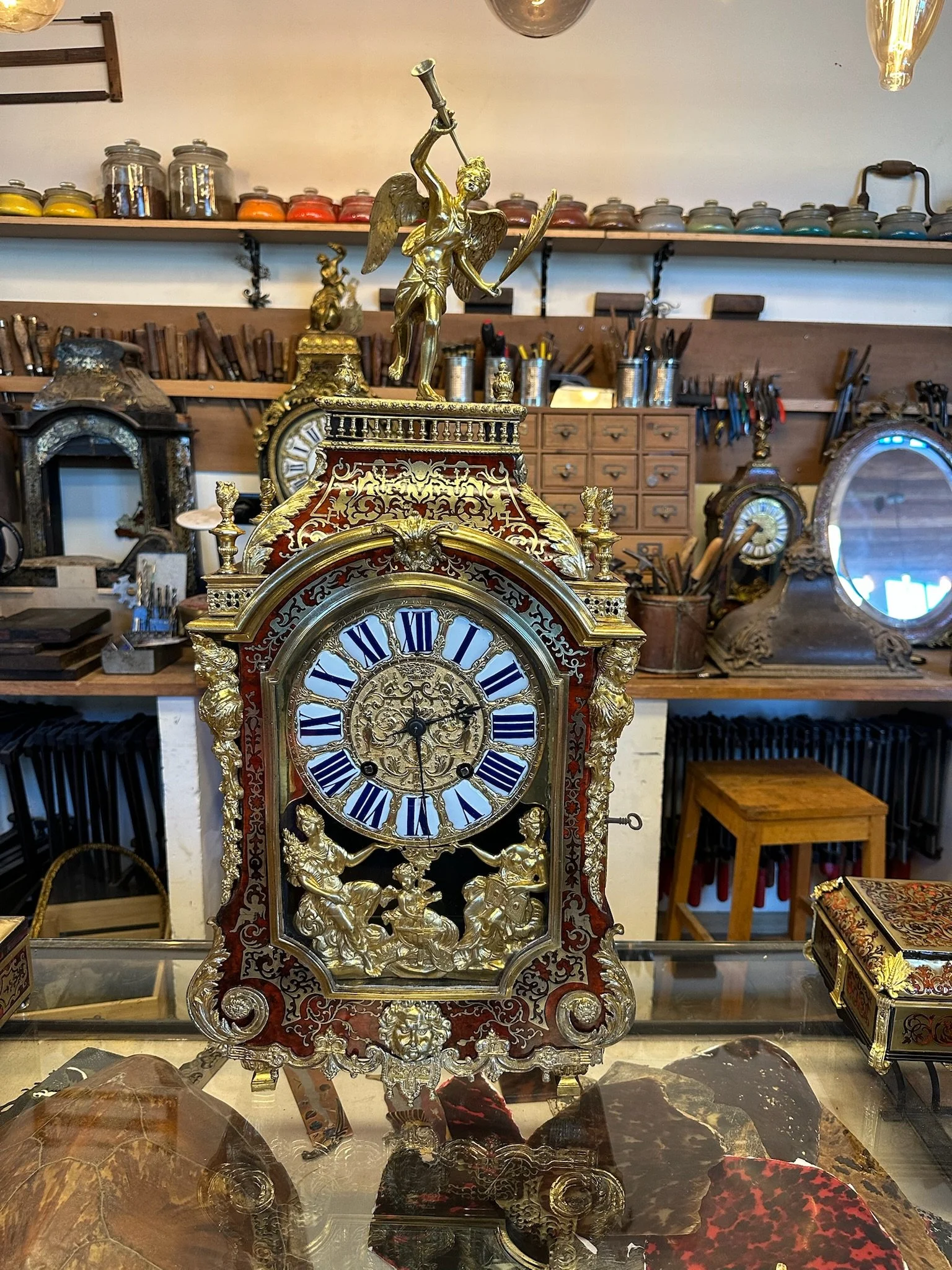 Pendule en écaille rouge et laiton
