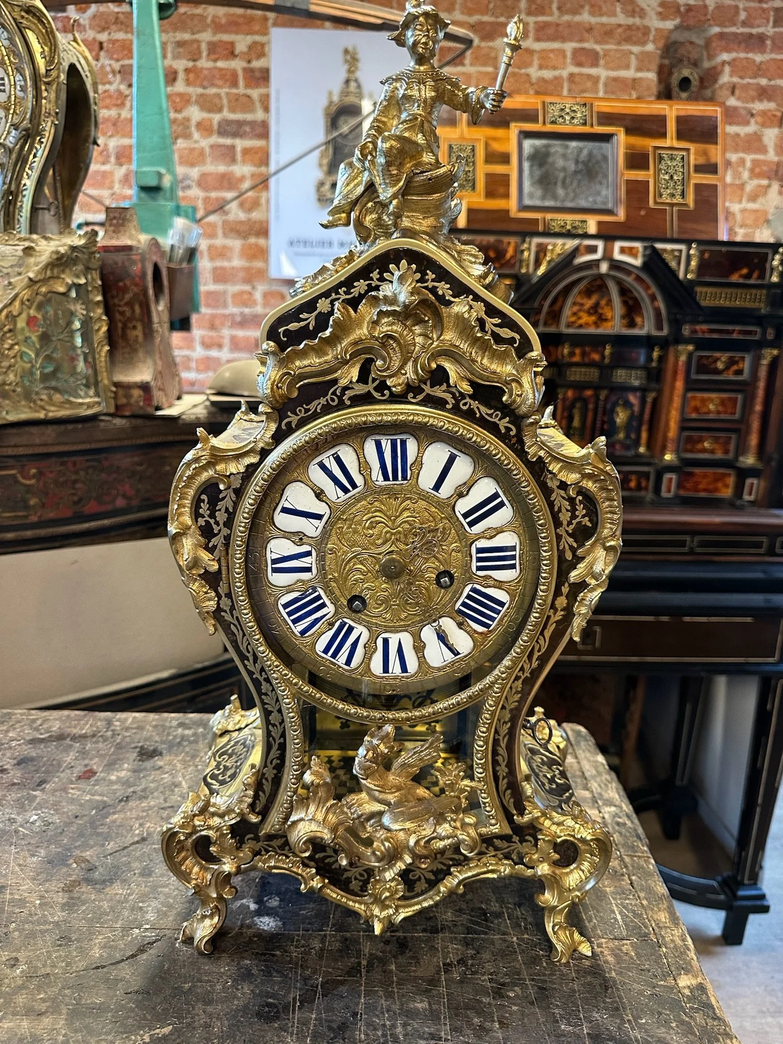 Pendule en laiton et écaille brune