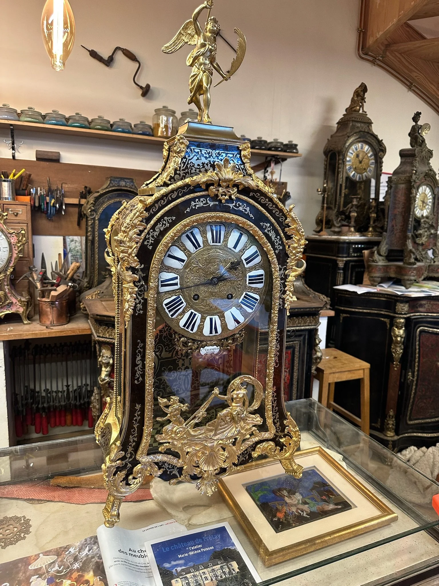 Pendule Louis XIV en laiton et écaille brune