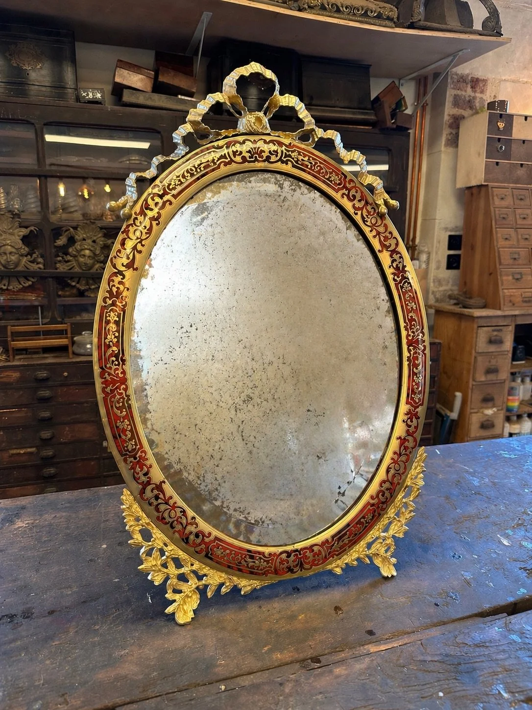 Miroir en marqueterie de laiton et d’écaille rouge