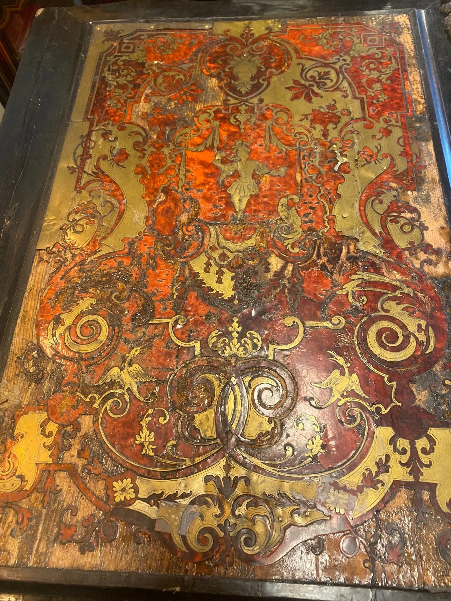 Commode Boulle en marqueterie d'écaille rouge et laiton d'époque Louis XIV_05.jpeg