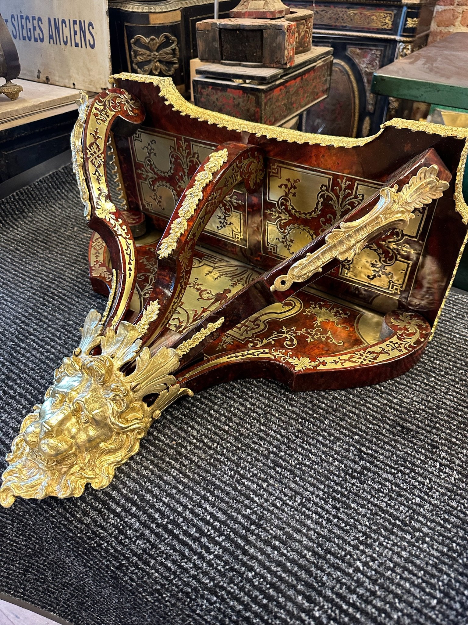 Atelier marie-helene-poisson-ebeniste-boulle Restauration  Socle du Palais du Parlement de Grenoble_25.jpeg