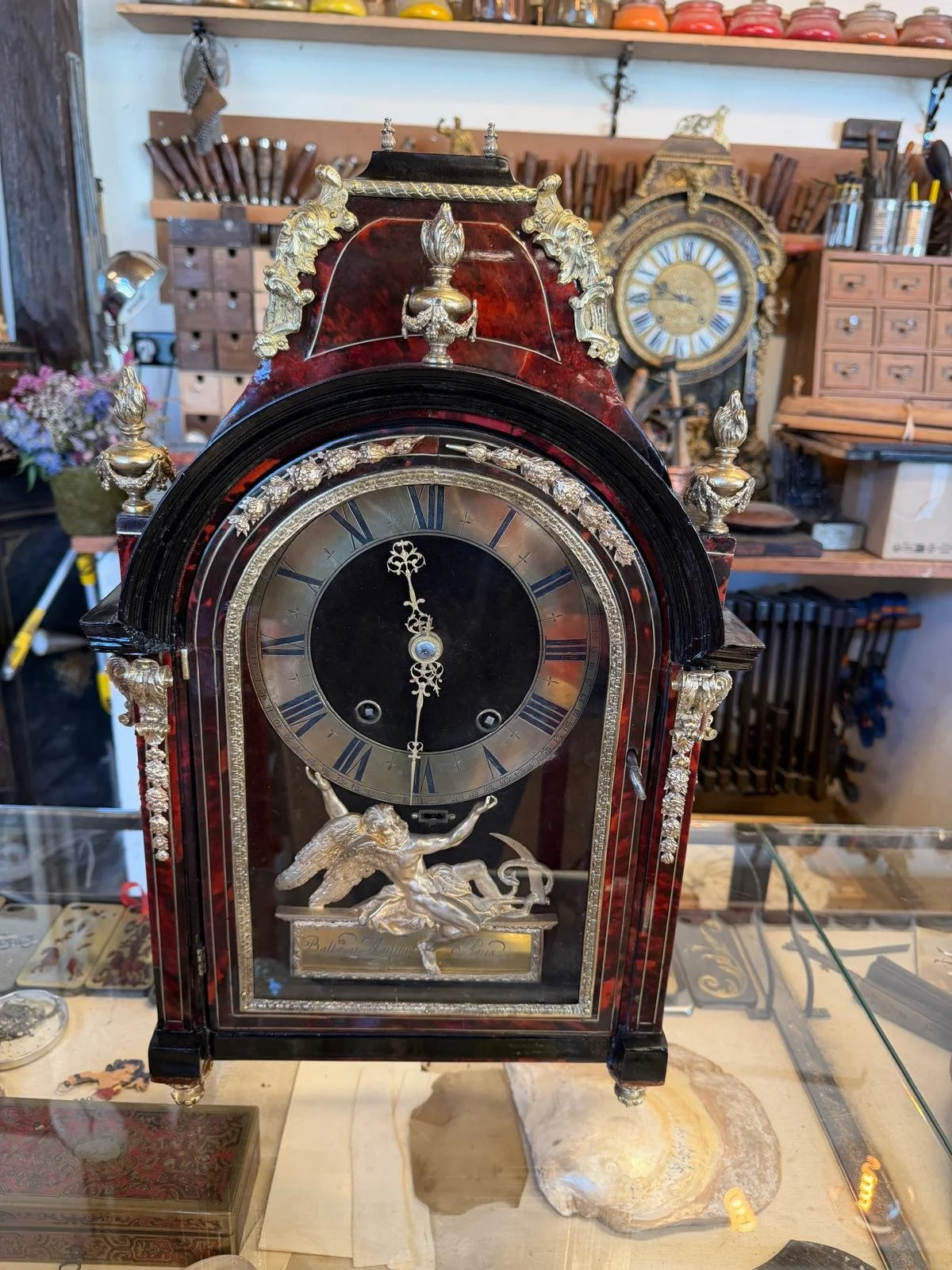 Pendule d'époque Louis XIV en écaille rouge, filets de laiton et ébène 
(cliquez sur la photo pour en savoir plus sur cette restauration)