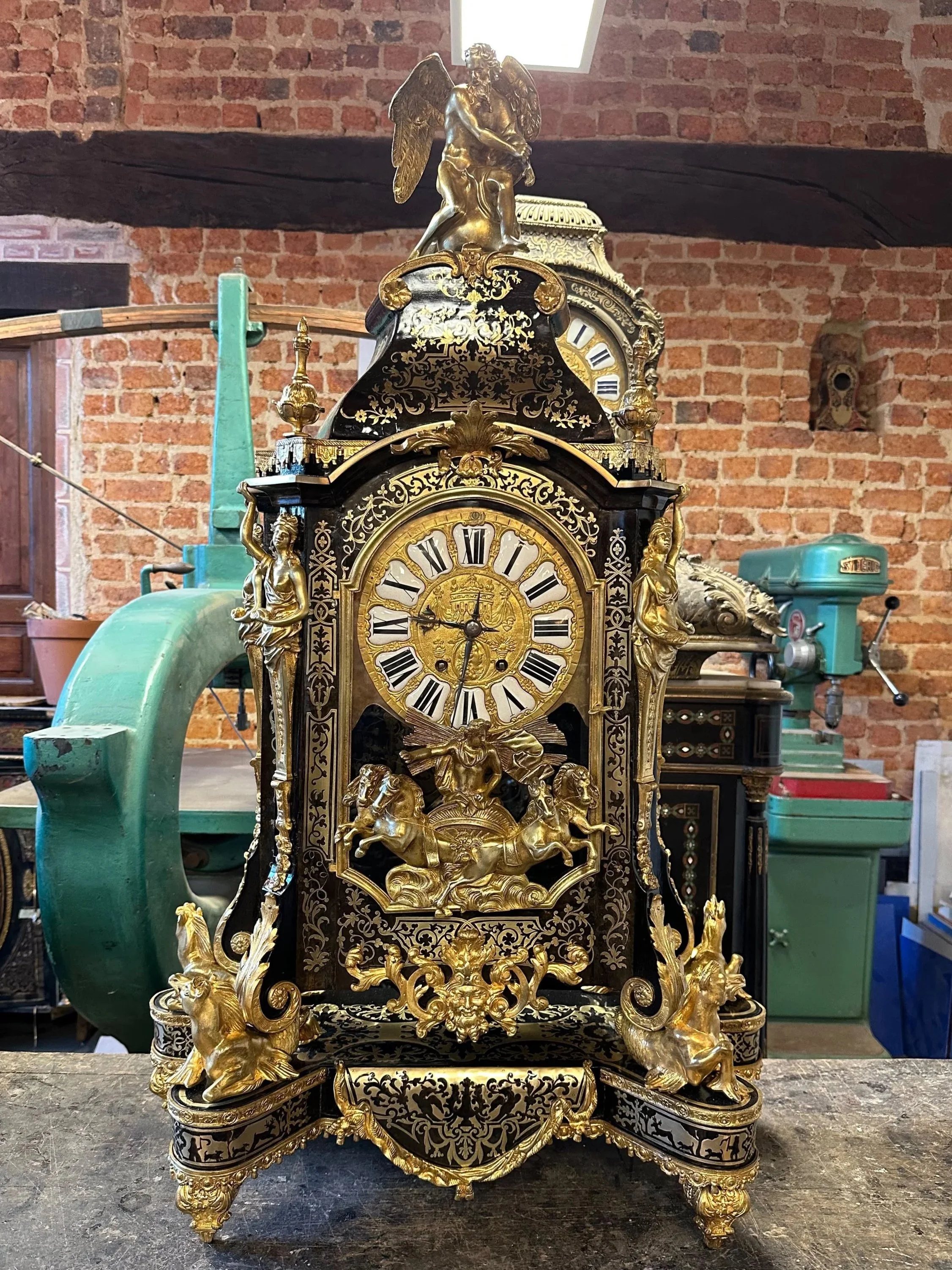 Spectaculaire pendule en marqueterie d’écaille brune et laiton. Très riche ornementation de bronzes ciselés et dorés.