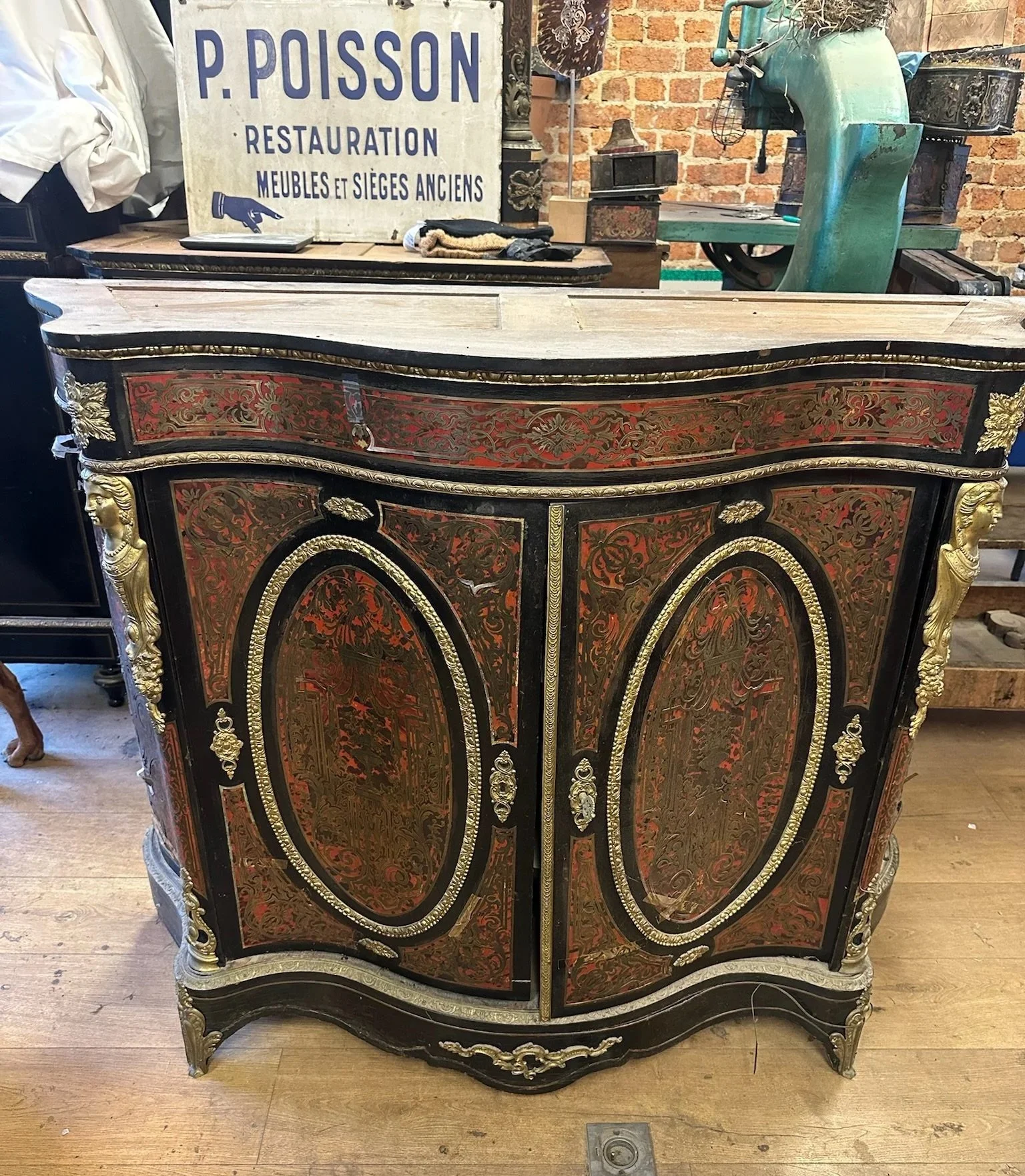 Meuble d’appui double en écaille rouge et laiton