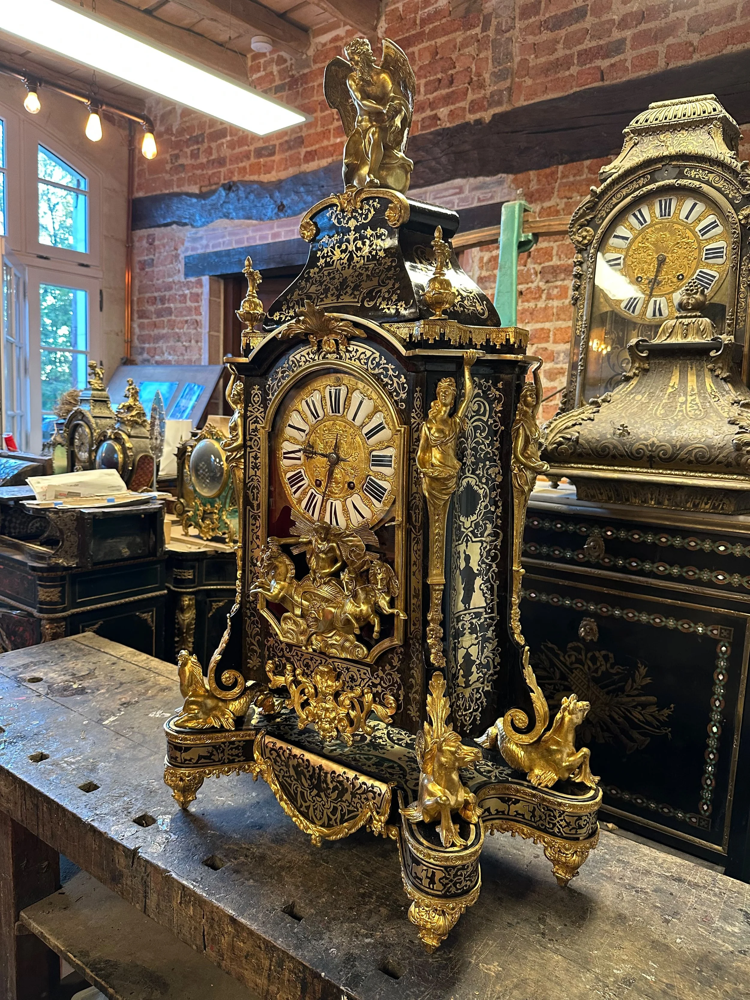 Spectaculaire pendule en marqueterie d’écaille brune et laiton. Très riche ornementation de bronzes ciselés et dorés.