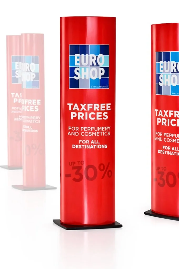 Röd informativ skylt för Euroshop med text om taxfree priser för parfym och kosmetika, med upp till 30% rabatt.